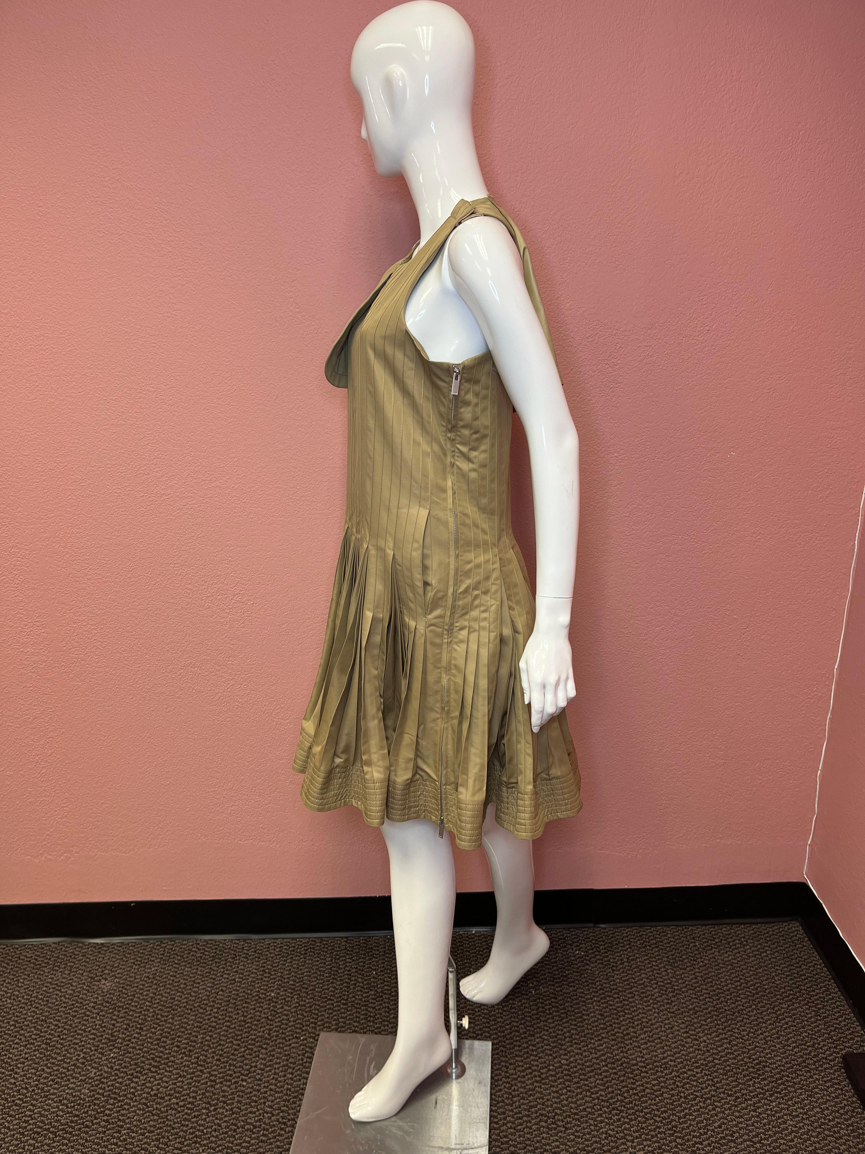 Sacai, robe de jour sans manches à taille tombante de couleur camel SS 23 en vente 1