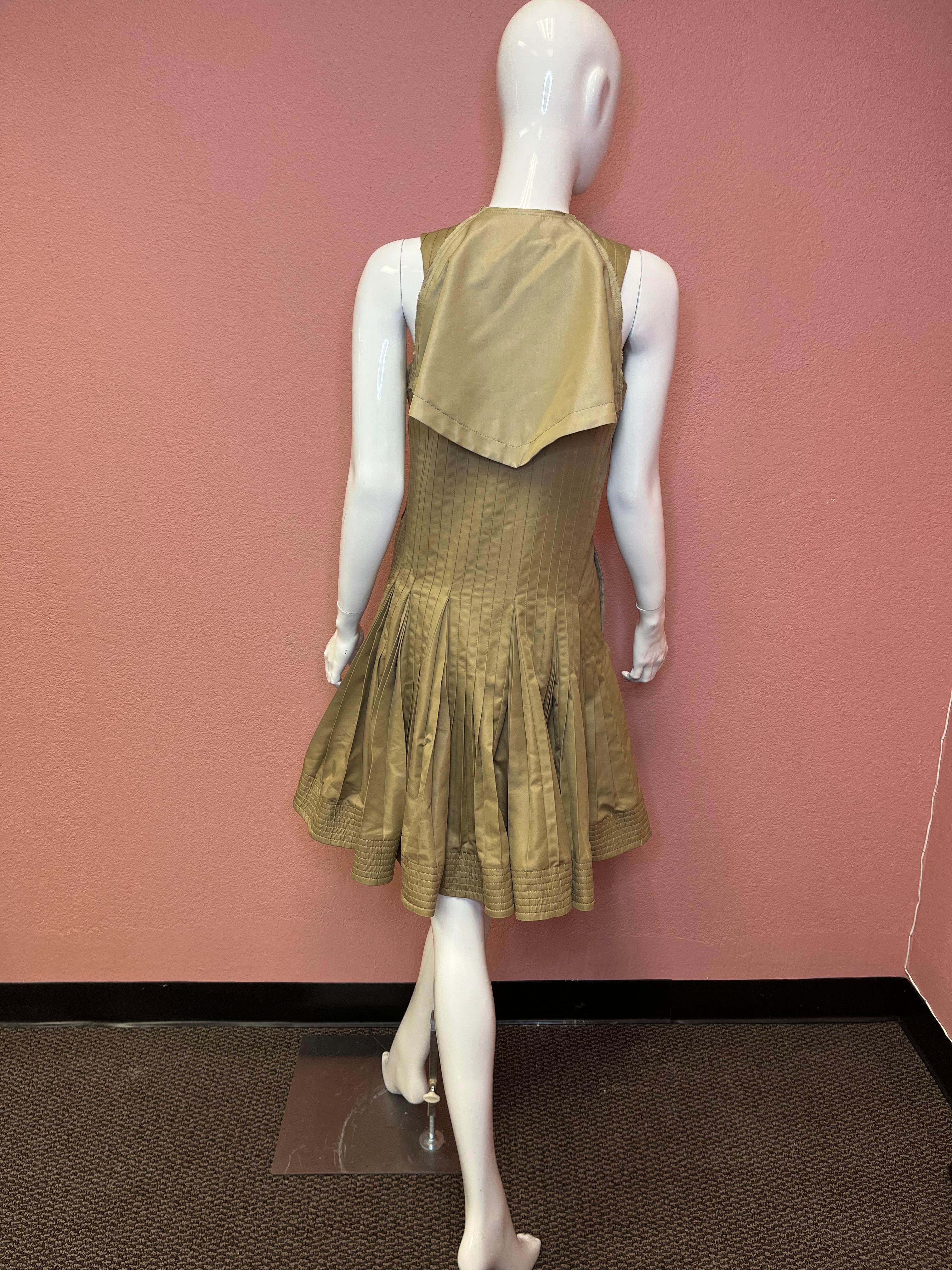 Sacai, robe de jour sans manches à taille tombante de couleur camel SS 23 en vente 2