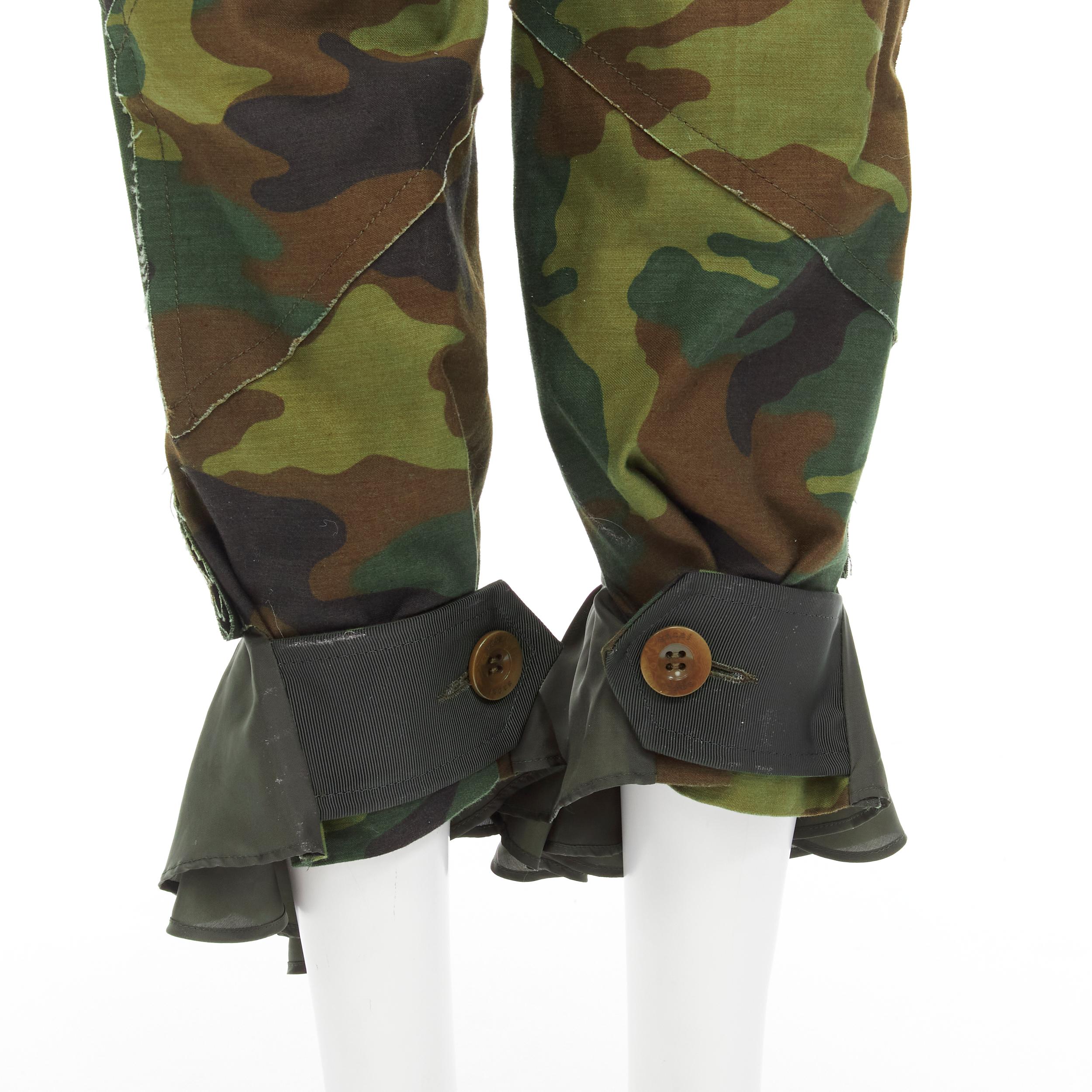 SACAI Chitose Abe green camouflage deconstructed patchwork flared hem pants S
Brand: Sacai
Designer: Chitose Abe
Material: Feels like cotton
Color: Green
Pattern: Camouflage
Closure: Zip
Extra Detail: Attached belt detail. Adjustable grosgrain tab