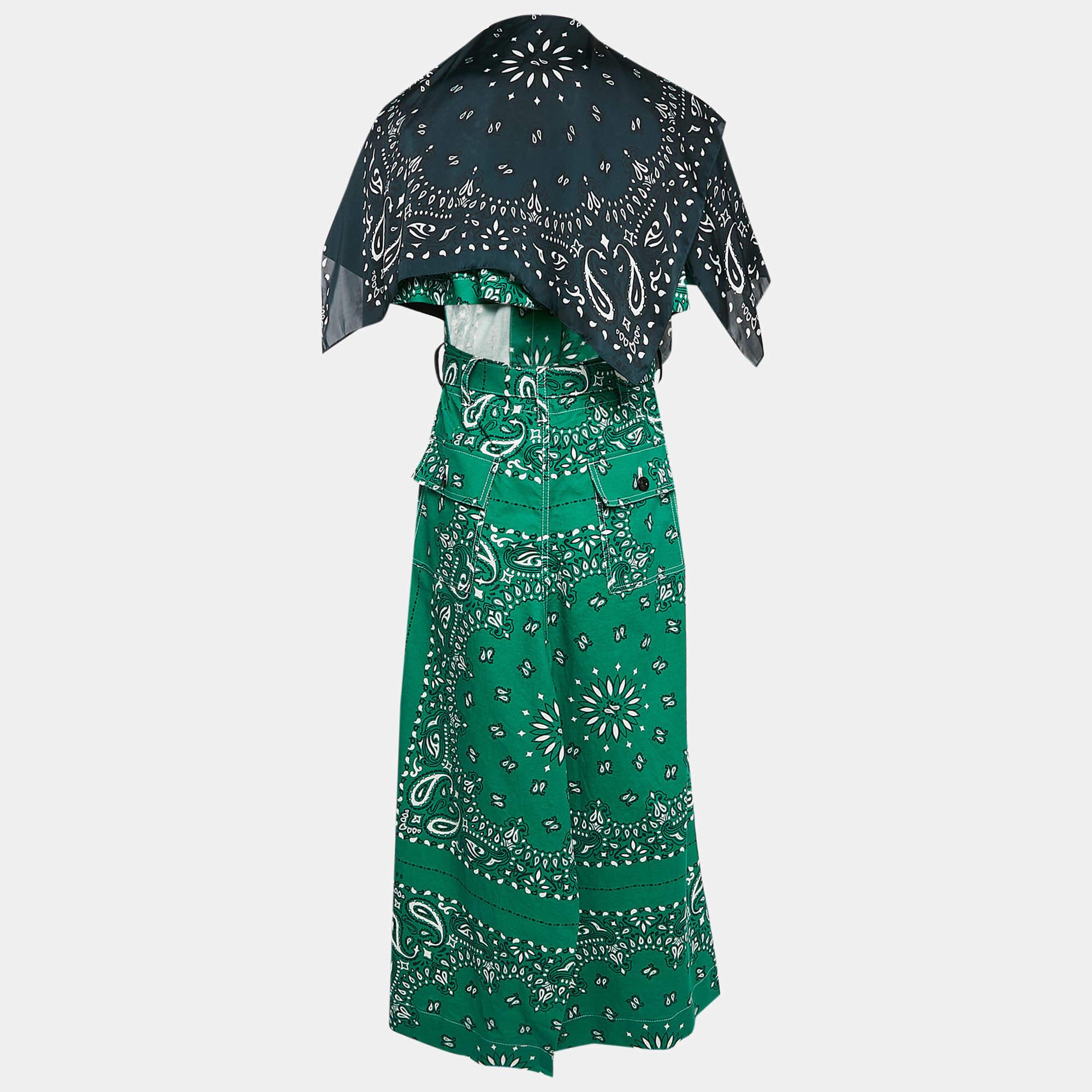 Das Kleid von Sacai zeigt einen auffälligen Bandana-Print in leuchtenden Grüntönen. Gefertigt aus weicher Baumwolle  Es ist mit einem einzigartigen Schalbesatz und einem verführerischen offenen Rückenteil ausgestattet. Dieses Midikleid verbindet