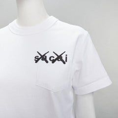 SACAI KAWS XX logo ricamato tasca bianca cotone boxy tshirt JP0 XS