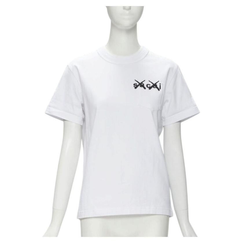 SACAI KAWS XX - T-shirt carré en coton blanc à poche avec broderie du logo JP0 XS en vente