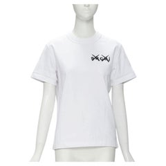 SACAI KAWS XX - T-shirt carré en coton blanc à poche avec broderie du logo JP0 XS