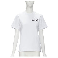 SACAI KAWS XX - T-shirt carré en coton blanc à poche avec broderie du logo JP0 XS
