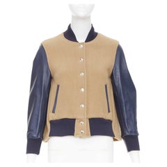 SACAI LUCK – Casual-Bomberjacke im College-Stil mit ausgestelltem Schnitt, aus Kamelwolle und Leder, Modell JP1
