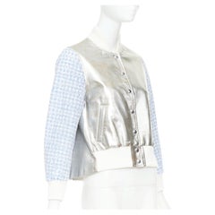 Chaqueta universitaria acampanada de SACAI LUCK con estampado de cuadros y bordado inglés en plata metalizada, modelo JP1 S