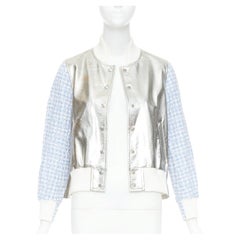 Chaqueta universitaria acampanada de SACAI LUCK con estampado de cuadros y bordado inglés en plata metalizada, modelo JP1 S