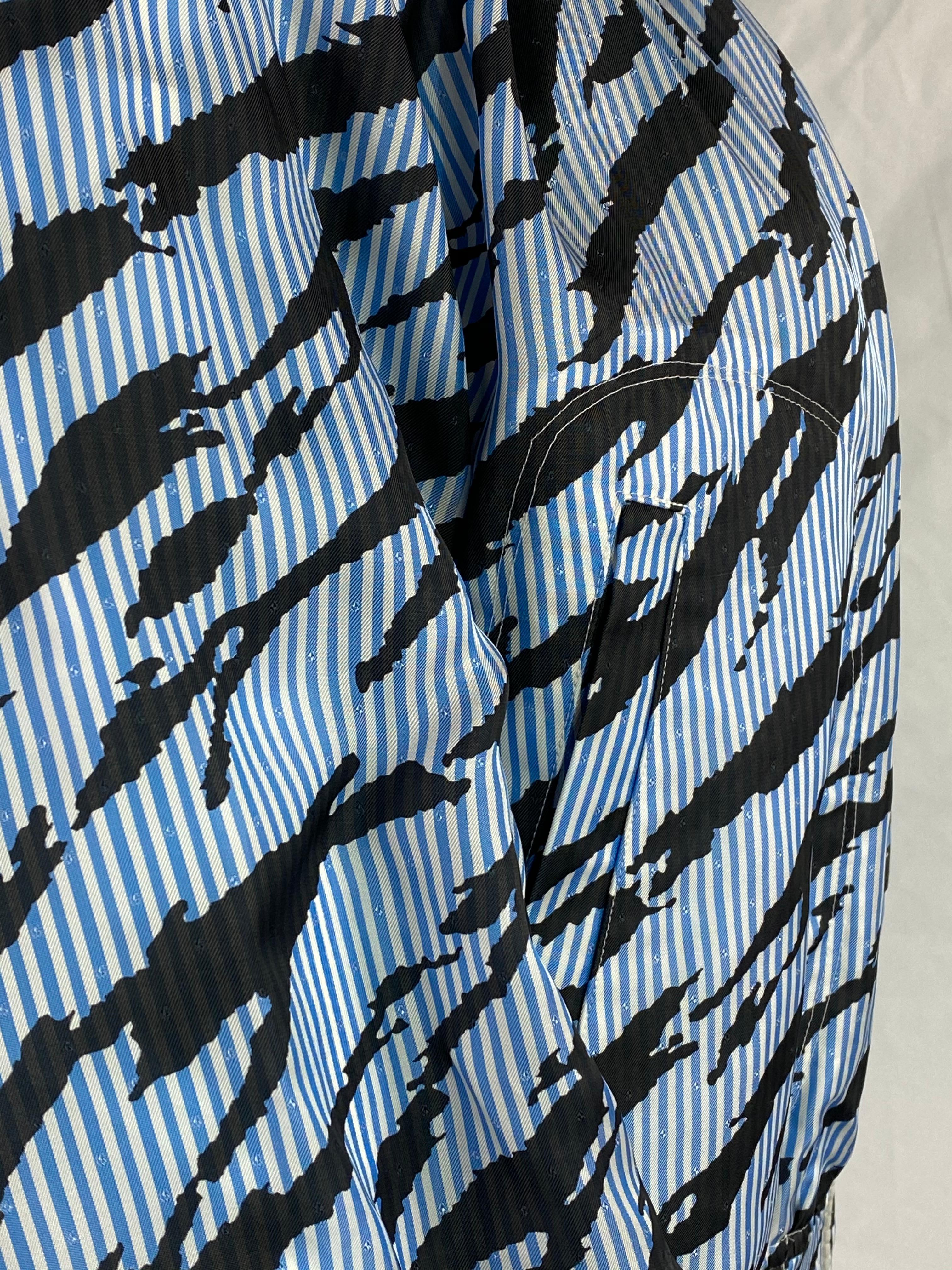 Sacai Luck Hellblaue gestreifte Bomberjacke aus Zebra, Größe 2 im Zustand „Neu“ im Angebot in Beverly Hills, CA