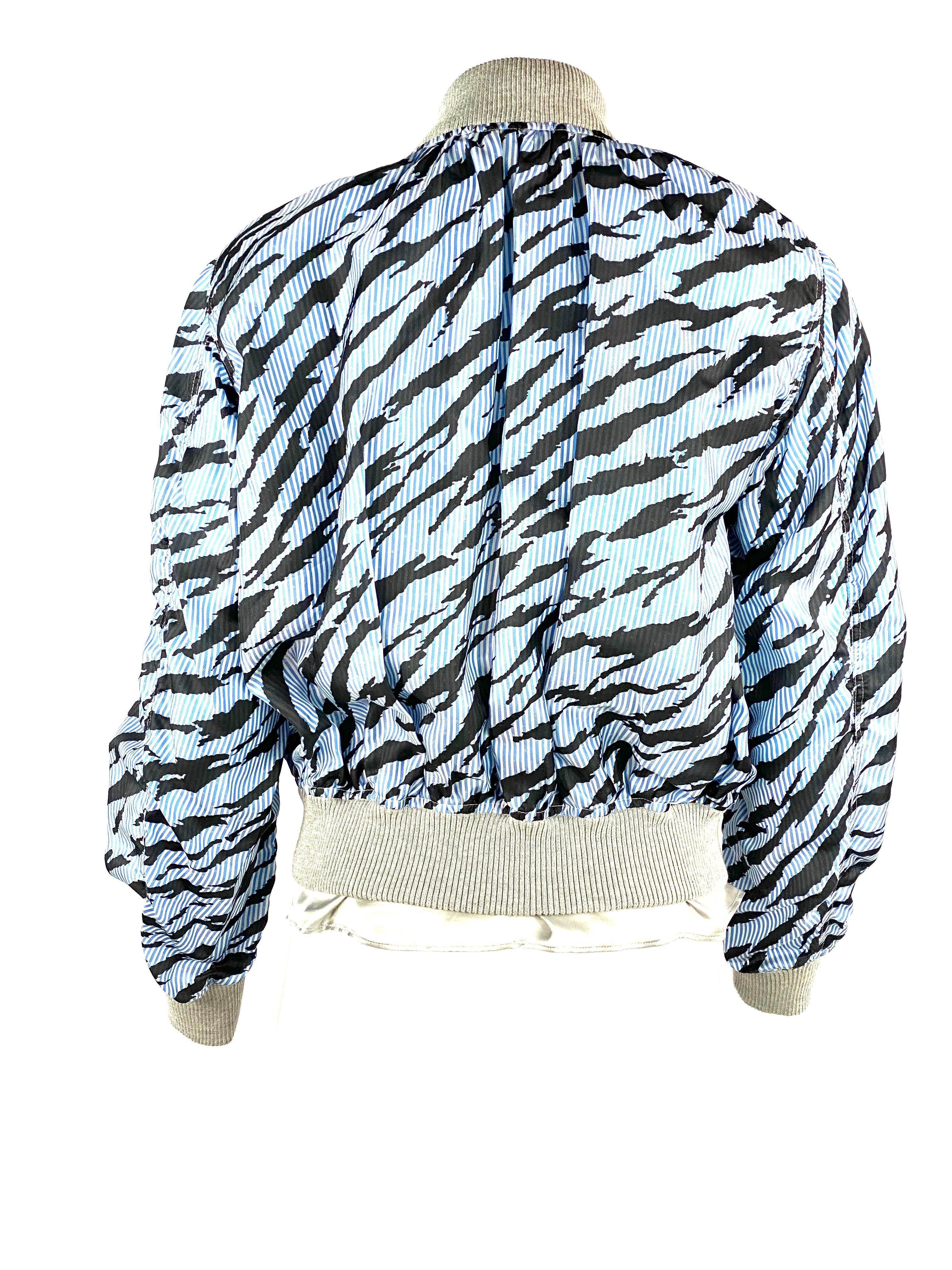 Sacai Luck Hellblaue gestreifte Bomberjacke aus Zebra, Größe 2 für Damen oder Herren im Angebot