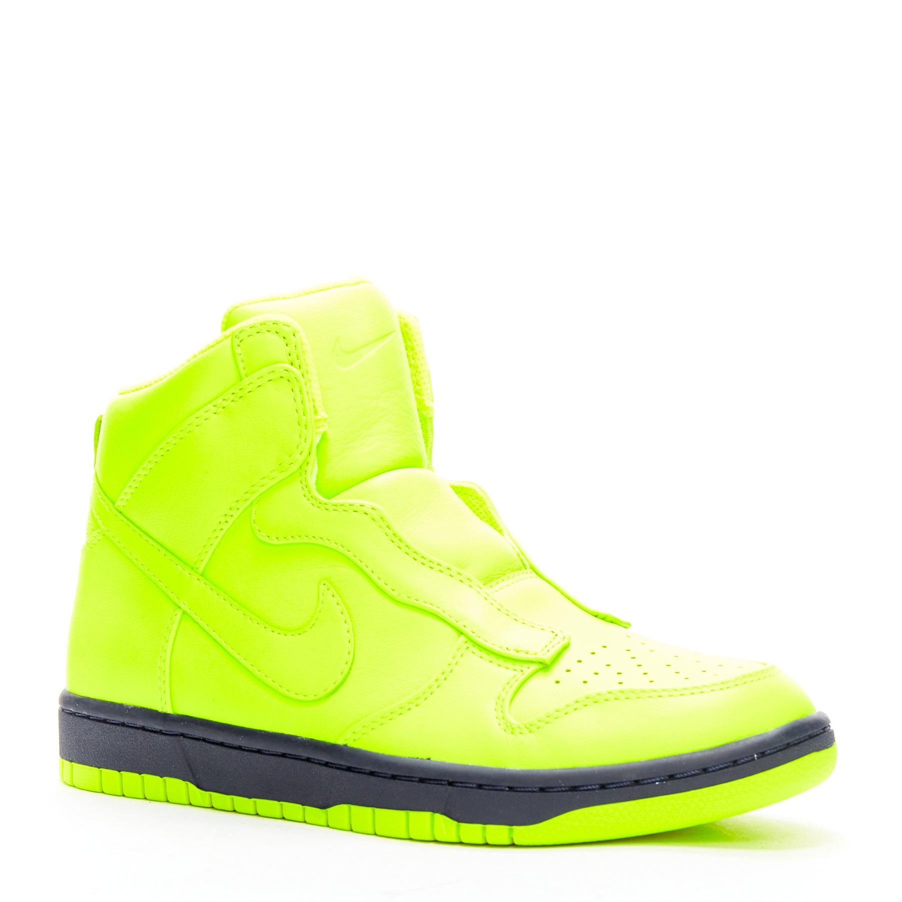 SACAI NIKE NIKELAB Dunk Lux SP Volt neon yellow high top sneakers US8 EU38
Reference: BSHW/A00162
Brand: Nike
Model: Dunk Lux SP Volt Obsidian
Collection: Sacai
Material: Leather
Color: Neon Yellow, Black
Pattern: Solid
Closure: Slip On
Lining: Neon