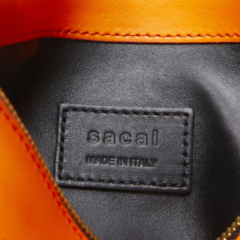 Bolso bandolera SACAI de piel naranja con cinturón azul marino y logotipo dorado en venta 5