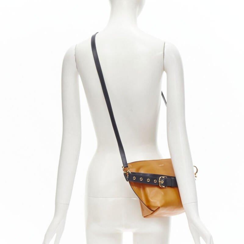 Bolso bandolera SACAI de piel naranja con cinturón azul marino y logotipo dorado
Referencia: ANWU/A00030
Marca: Sacai
Diseñadora: Chitose Abe
Material: Piel
Color: naranja, azul marino
Patrón: Sólido
Cierre: cremallera
Forro:  Piel
Detalles