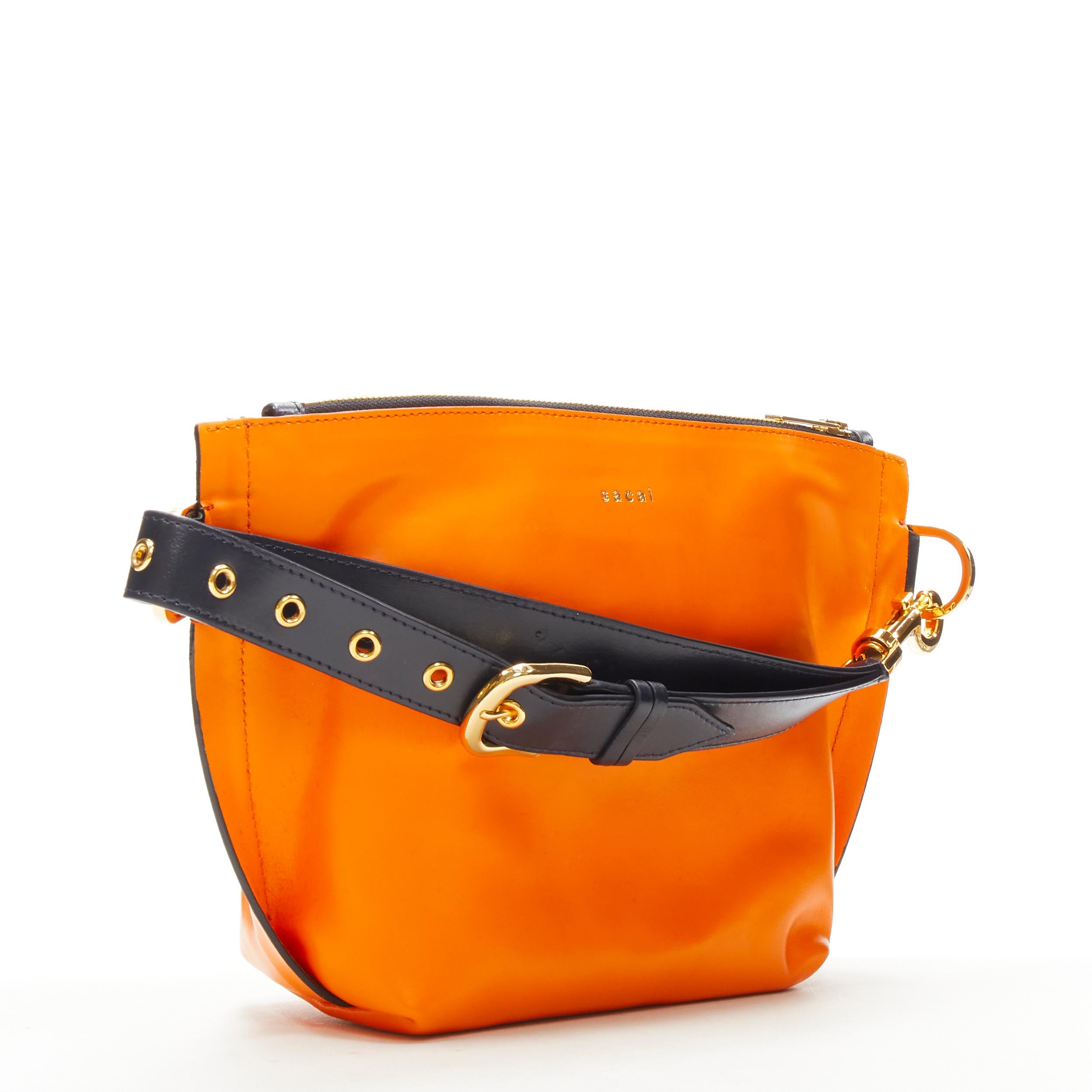 Orange SACAI cuir orange sangle ceinture marine logo doré sac à bandoulière en vente