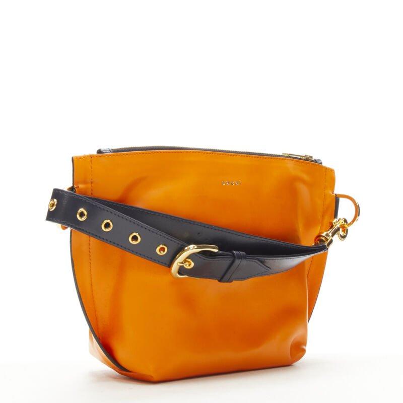 Bolso bandolera SACAI de piel naranja con cinturón azul marino y logotipo dorado Naranja en venta