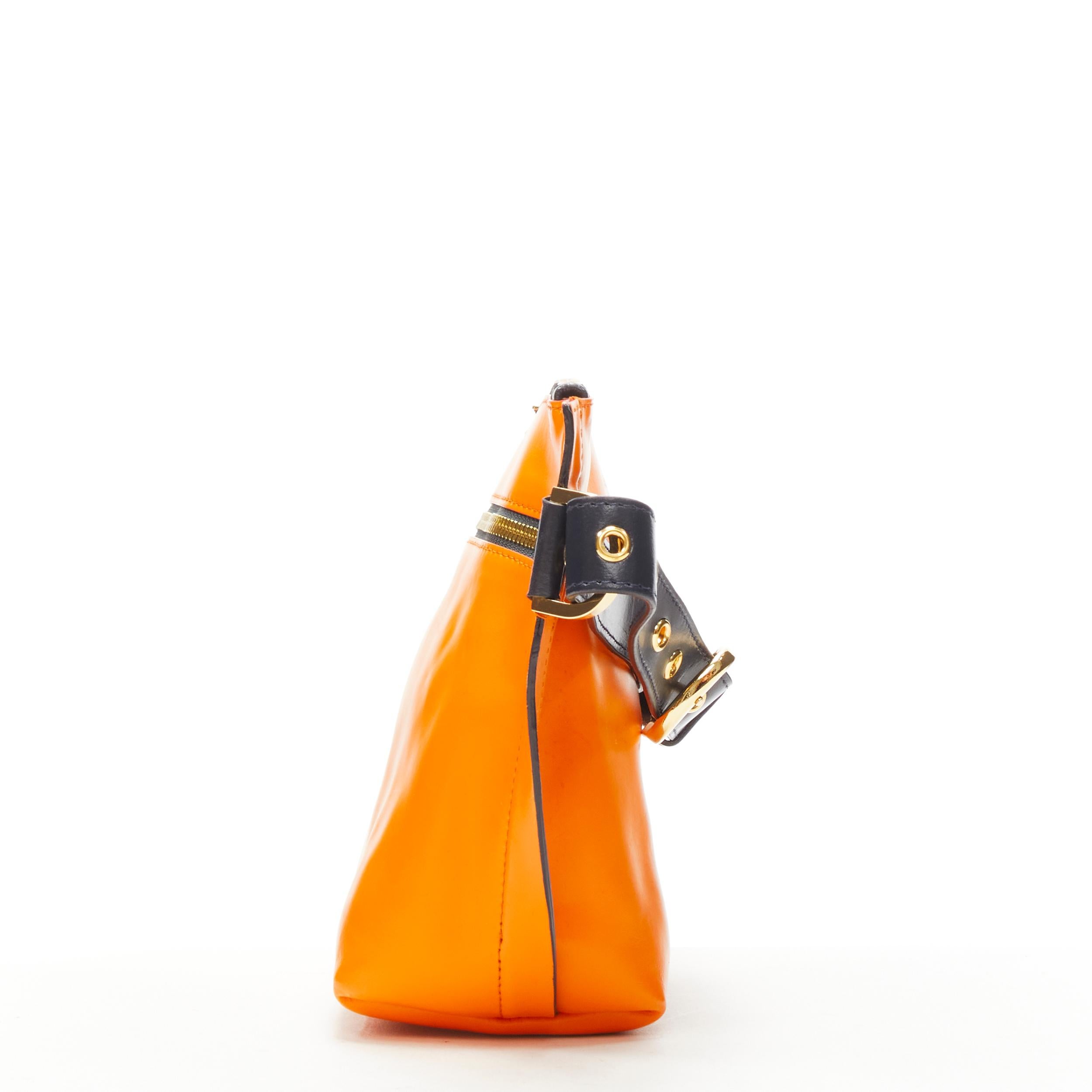 SACAI orangefarbene Crossbody-Tasche aus Leder mit marineblauem Gürtel und goldenem Logo im Zustand „Gut“ im Angebot in Hong Kong, NT