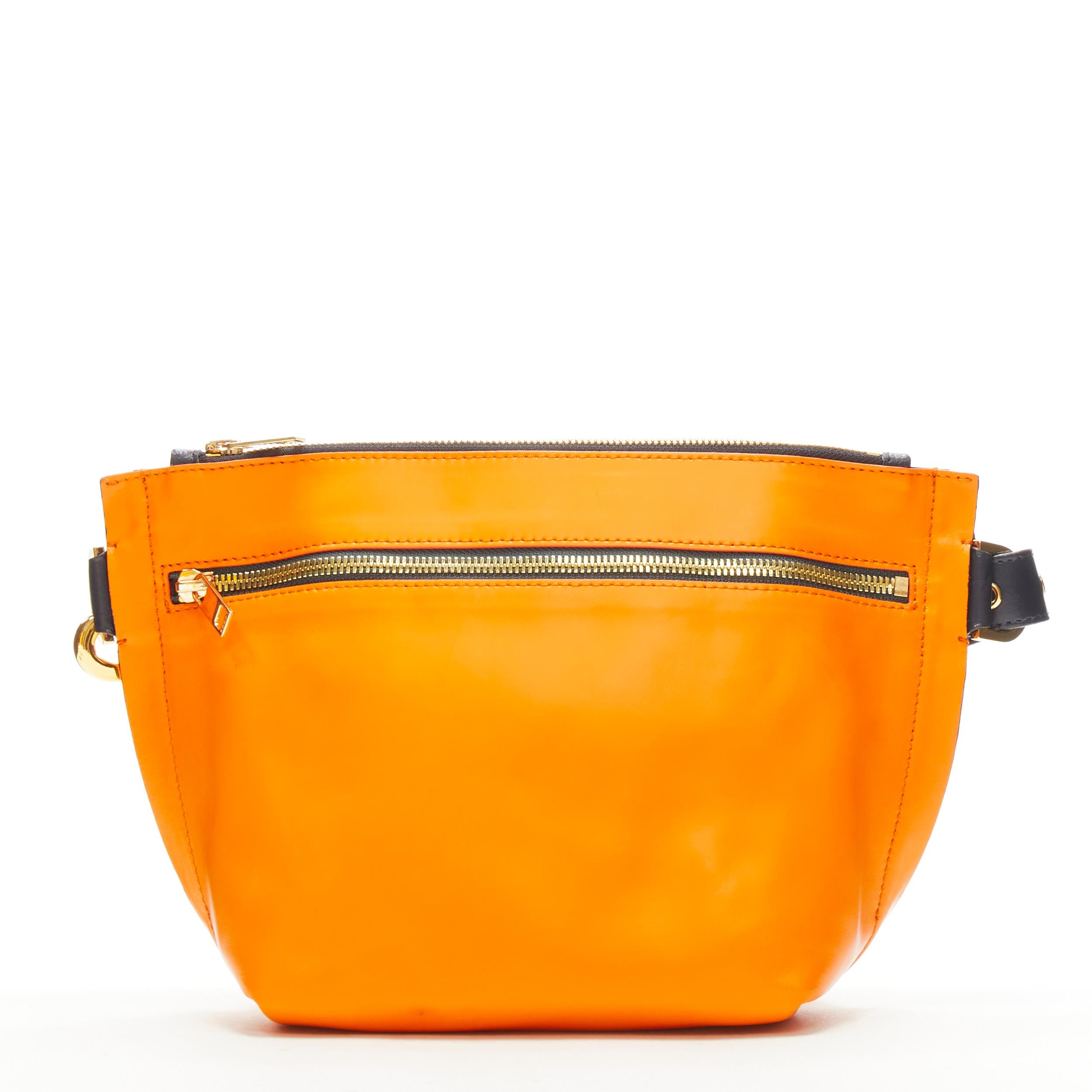 SACAI orangefarbene Crossbody-Tasche aus Leder mit marineblauem Gürtel und goldenem Logo Damen im Angebot