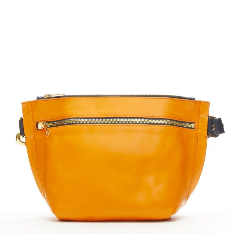 De las mujeres Bolso bandolera SACAI de piel naranja con cinturón azul marino y logotipo dorado en venta