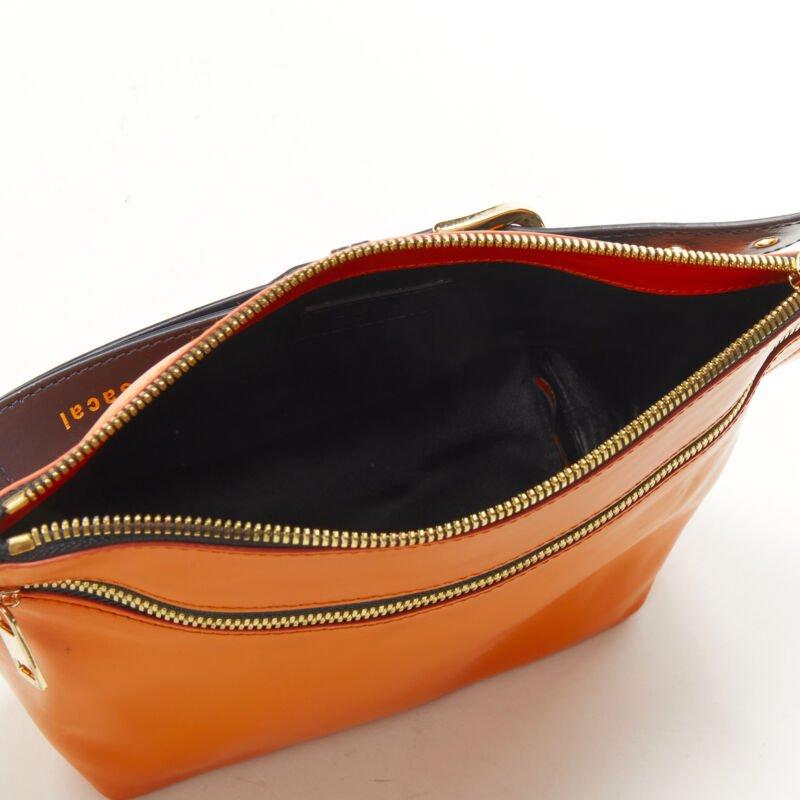 Bolso bandolera SACAI de piel naranja con cinturón azul marino y logotipo dorado en venta 4
