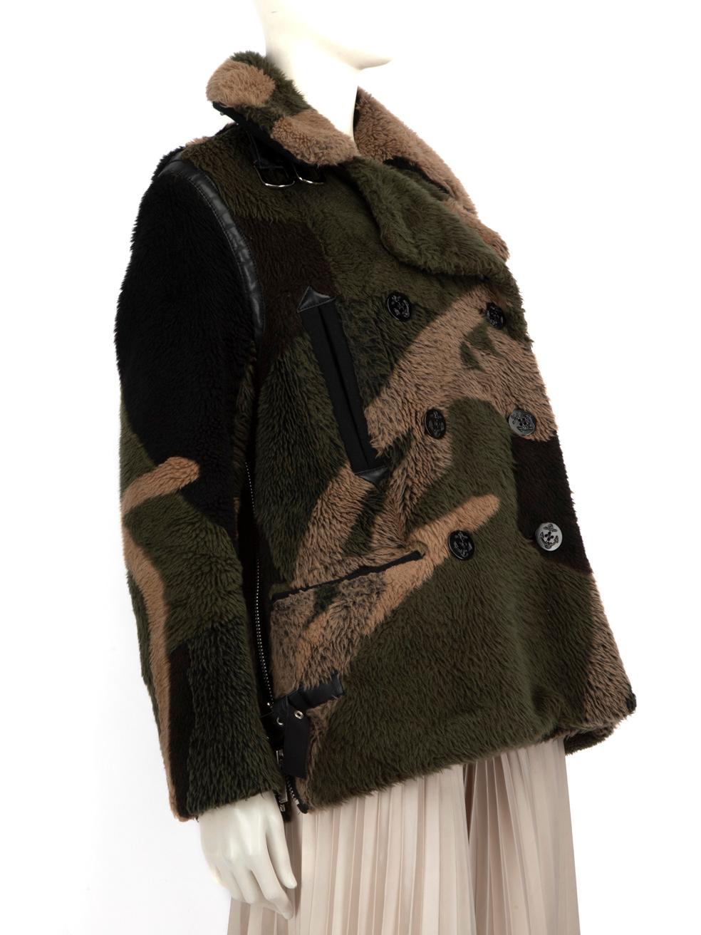 El ESTADO es Muy bueno. El abrigo presenta un desgaste mínimo. Debido al paso del tiempo, la piel ha perdido su textura en el interior de ambos puños de esta prenda de segunda mano del diseñador Sacai.

Detalles


Sacai x KAWS

Multicolor

Piel