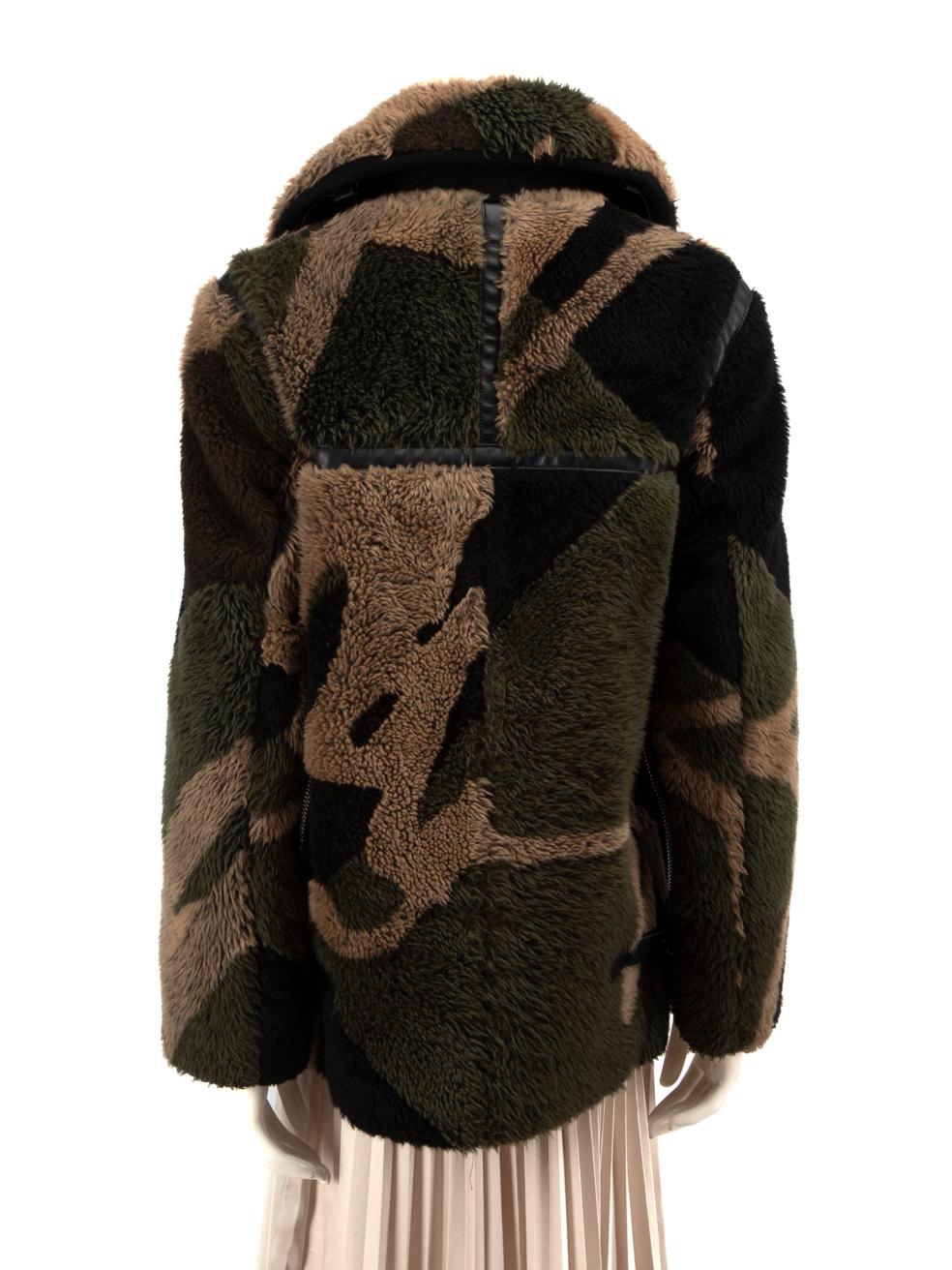 Sacai Sacai x KAWS Abrigo de piel sintética de camuflaje Talla M Negro en venta