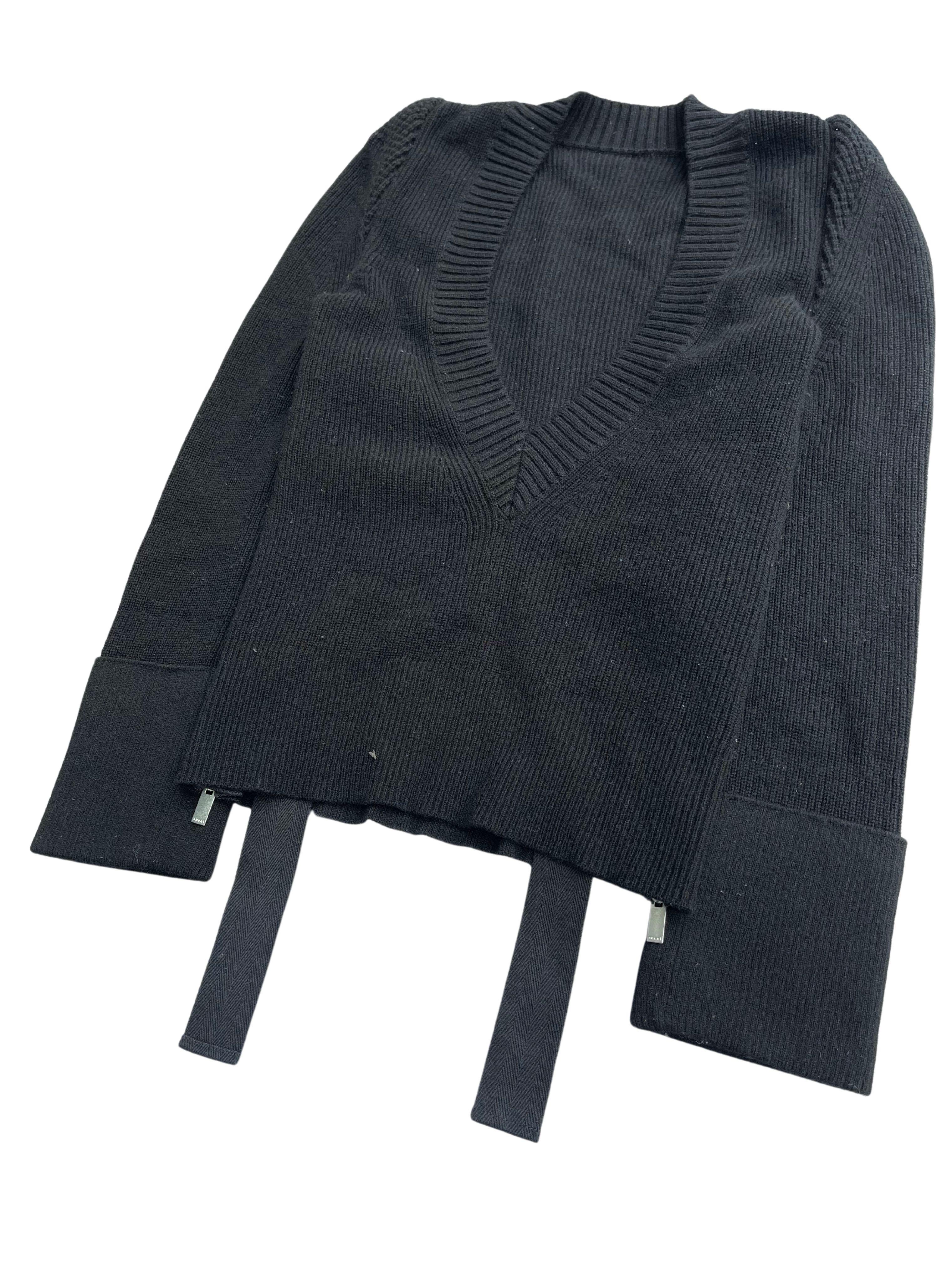 Este tiene un gran escote en pico. Así que las mediciones podrían mostrar una anchura de hombros mucho más estrecha.

Diseñado originalmente para mujeres, podría caber en una XS masculina

Tamaño en la etiqueta: 1

Estado: 9/10, sin signos