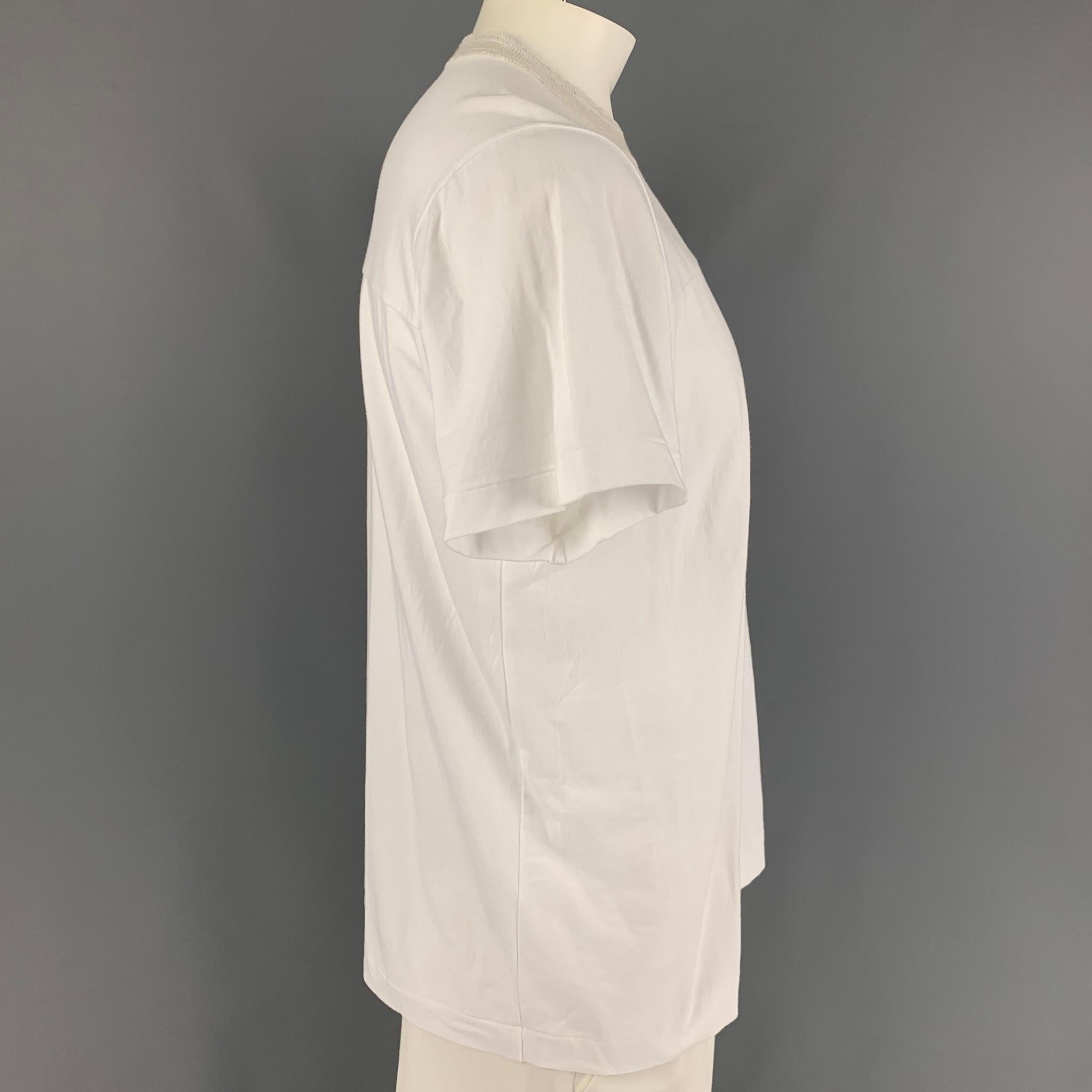 SACAI t-shirt comes in a white cotton featuring a front slit pocket and a ribbed crew-neck. 

Very Good Pre-Owned Condition.
Marked: 4

Measurements:

Shoulder: 19 in.
Chest: 42 in.
Sleeve: 9 in.
Length: 27 in. 