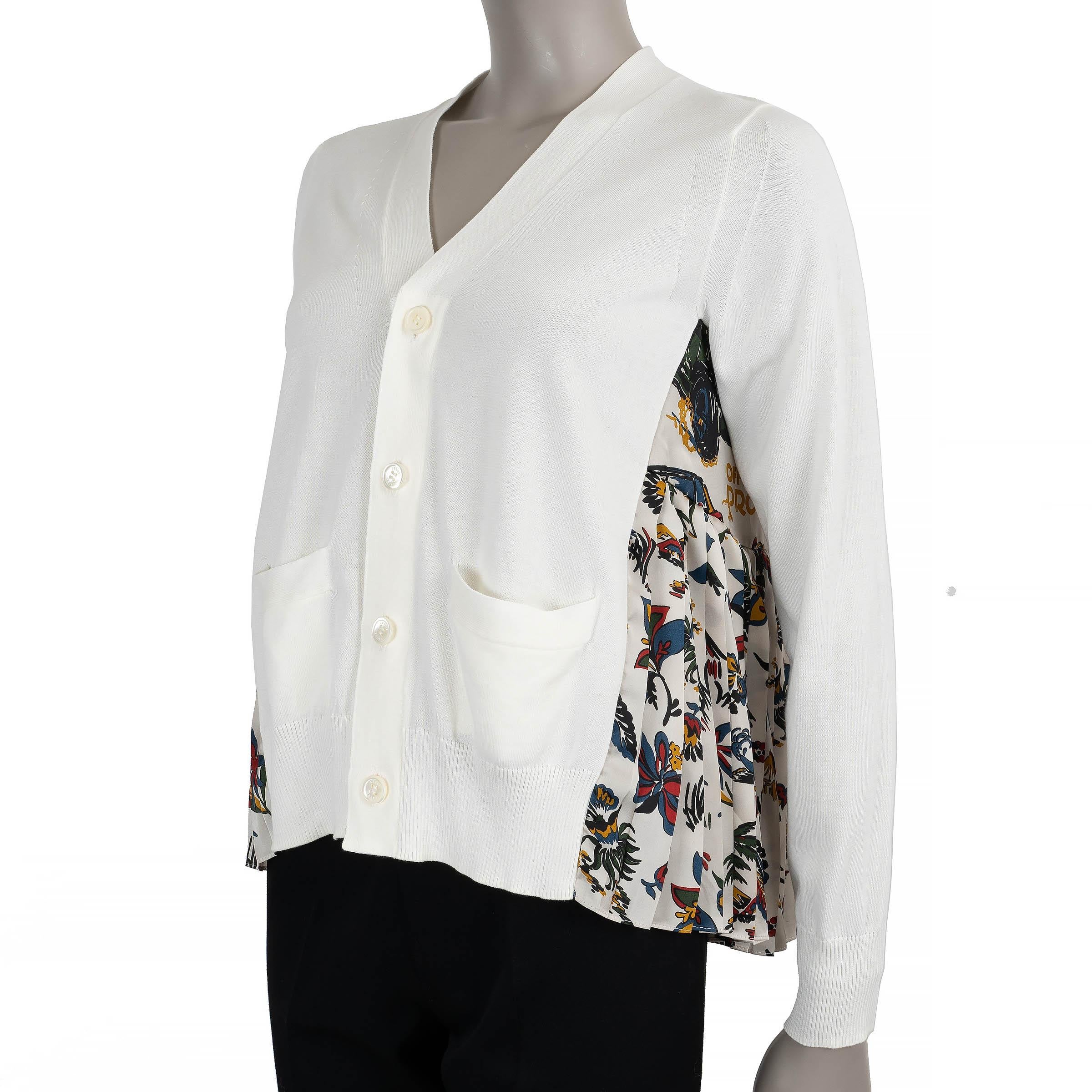 Ce cardigan 100 % authentique est confectionné en fine maille de coton crème et présente un empiècement plissé sur les côtés et dans le dos qui met en valeur un imprimé de course de voitures tropicales. Ce modèle présente une silhouette