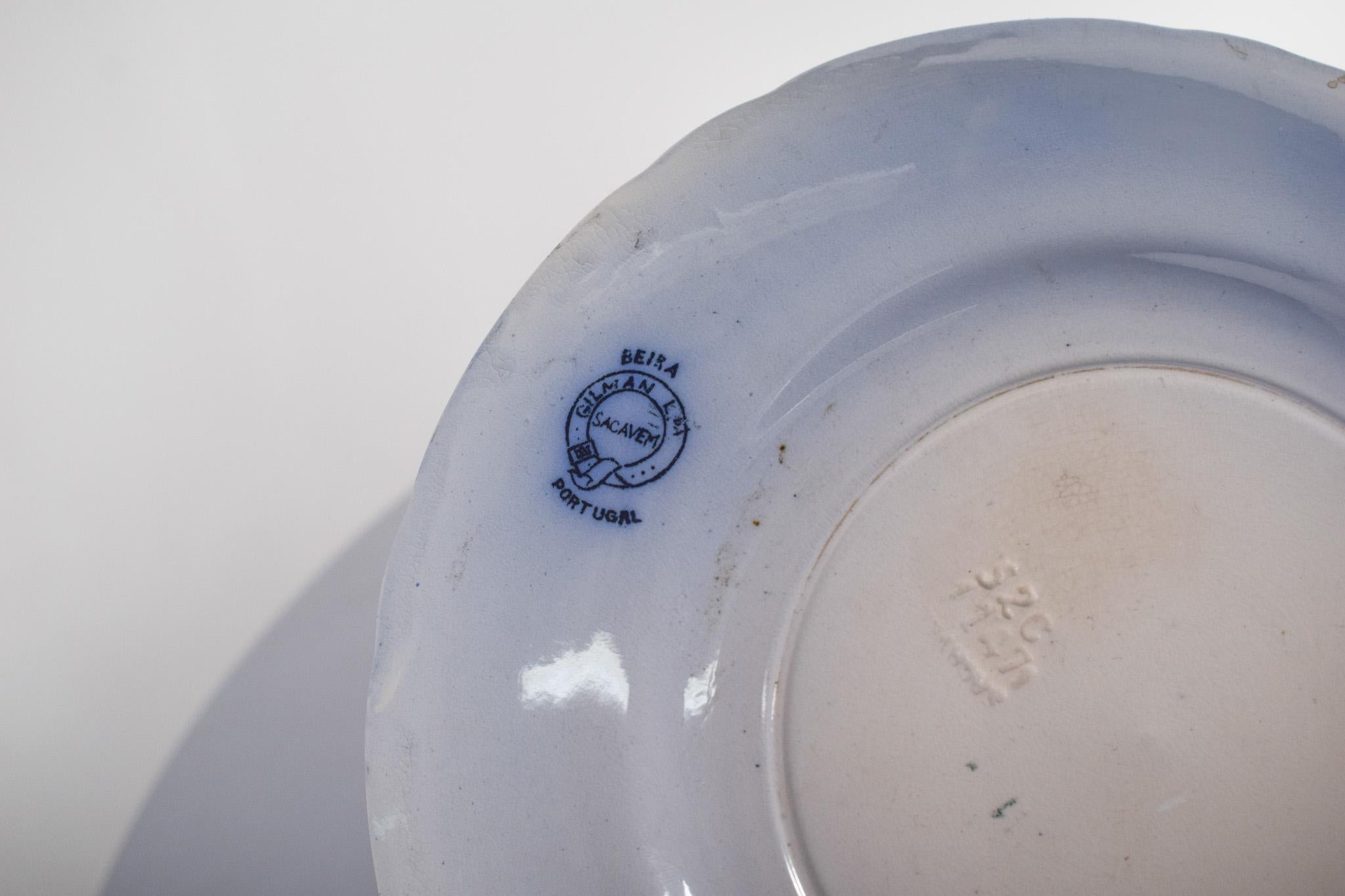 Sacavém, Beira, plato de cerámica Decoración azul y blanca, con motivos florales en tonos azul oscuro, característica llamativa de la producción cerámica de esta prestigiosa fábrica portuguesa. La pieza presenta un diseño clásico, en el que el fondo