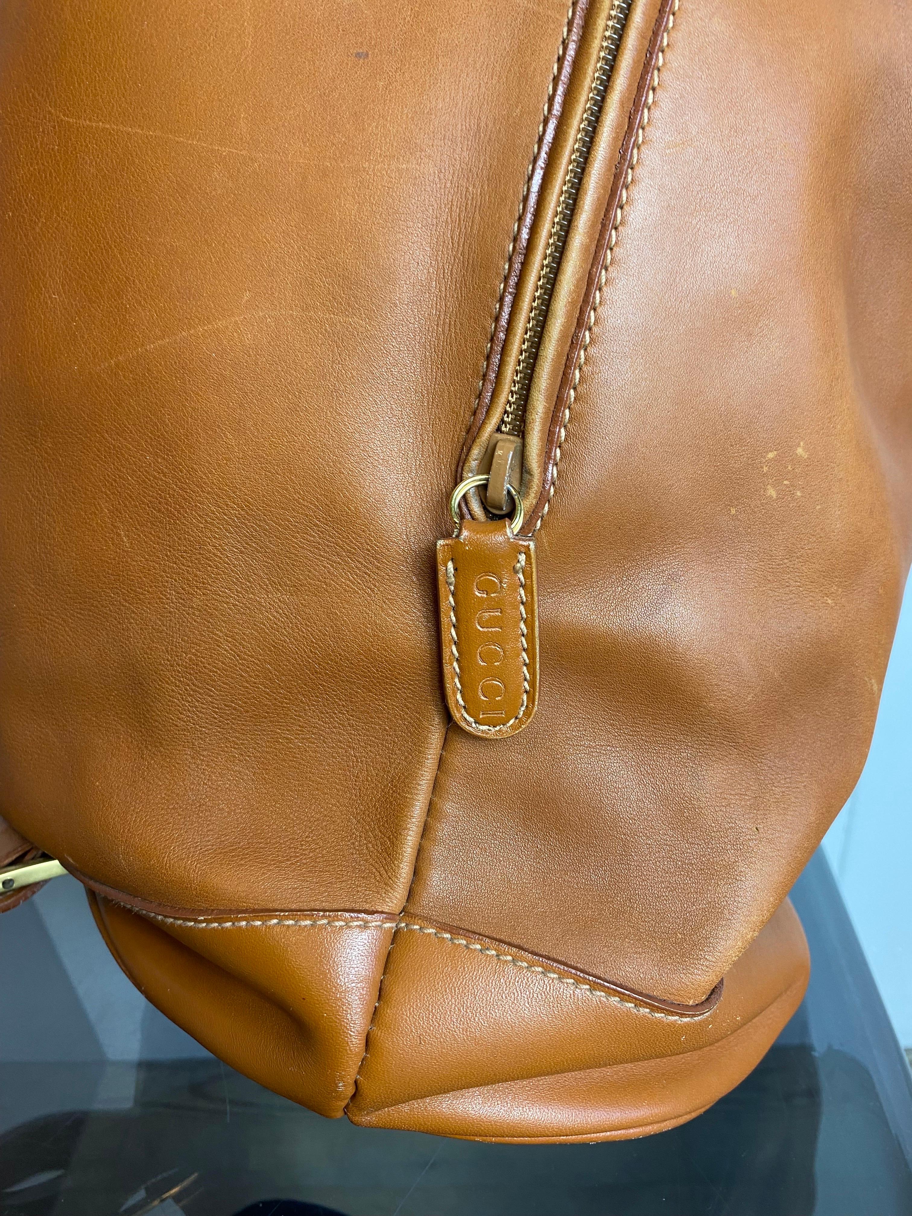 Vintage Gucci bag in light brown leather with gold metallic details. 
Very roomy. 
Lined in canvas, with internal pocket with zip. 
External zip pocket on the side.
It shows signs of use as in the photo. 
Width 35 cm
Height 55 cm
Depth 18 cm
55 cm
