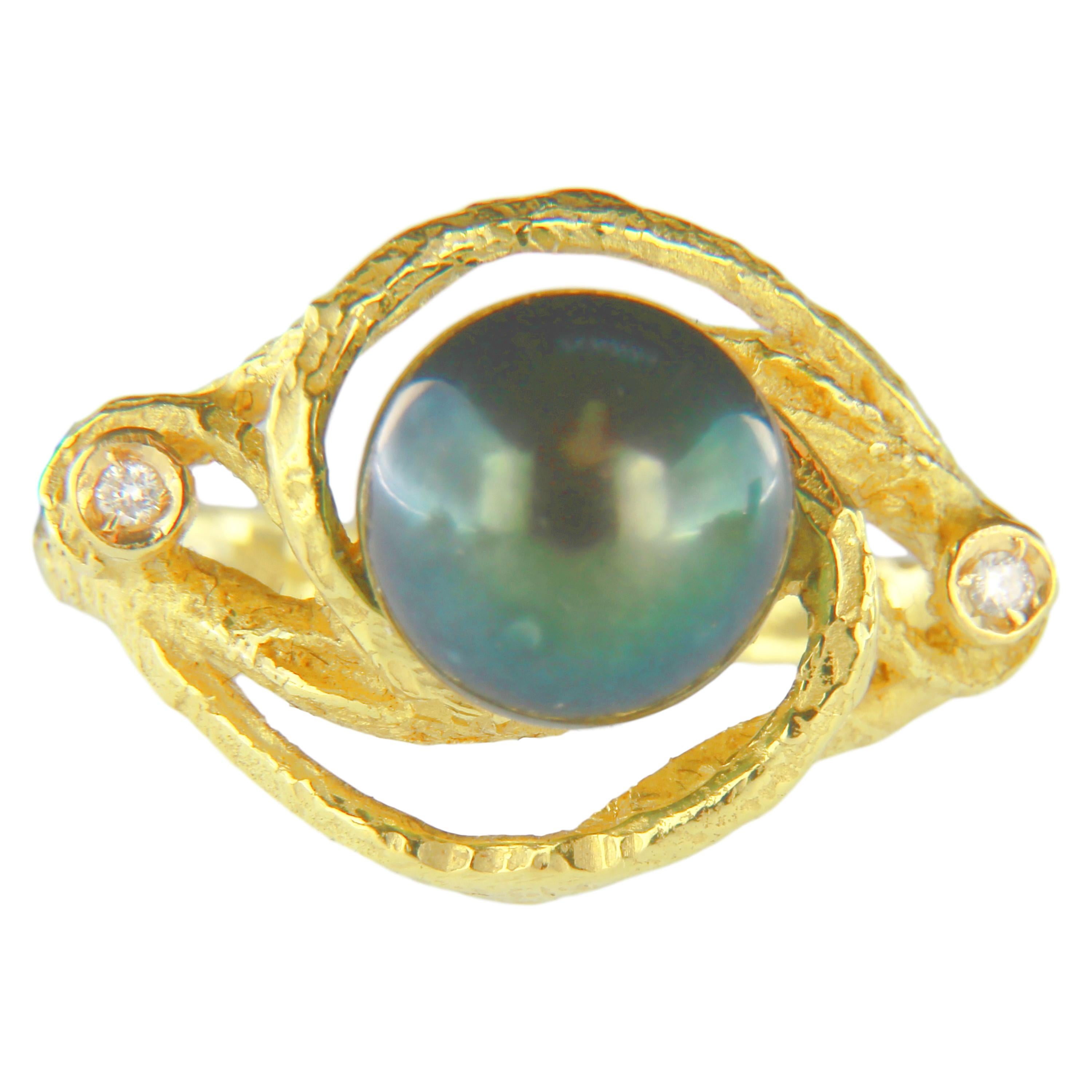 Custom Made 12mm Tahiti-Perle schwarz und Diamanten Edelstein Satin Gelbgold Cocktail-Ring, von Sacchi's , handgefertigt mit Wachsausschmelzverfahren.

Der Wachsausschmelzguss, eine der ältesten Techniken zur Herstellung von Schmuck, bildet die