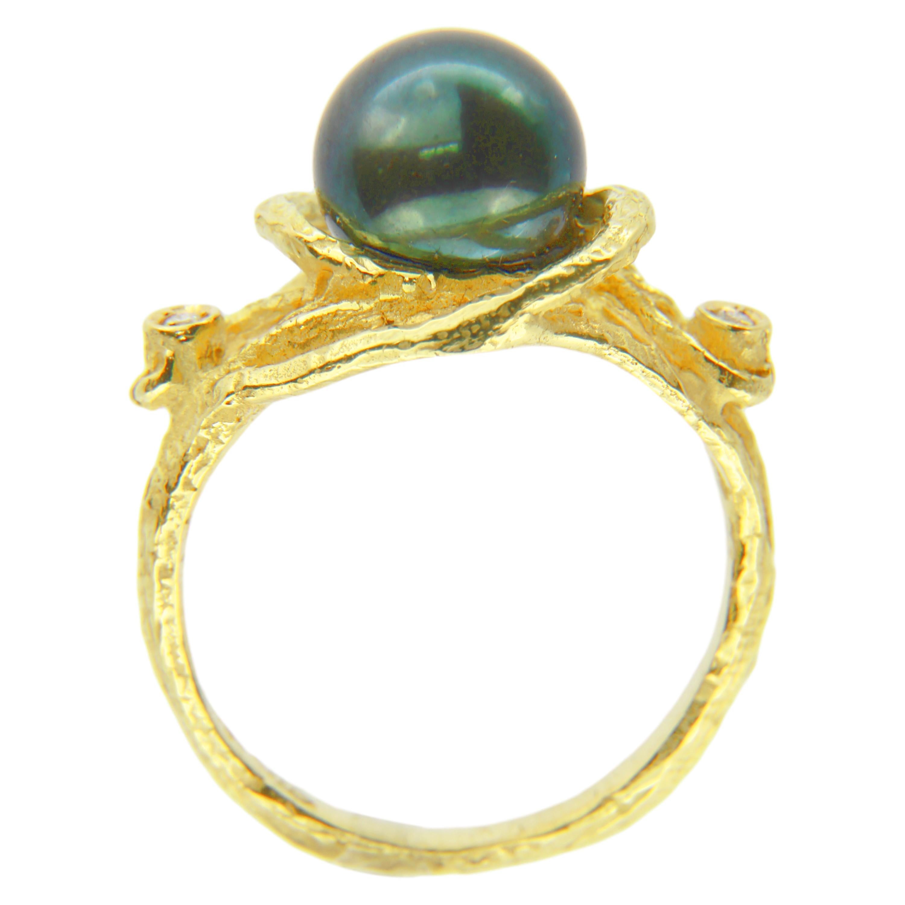 Sacchi 12mm Cocktailring mit schwarzer Tahiti-Perle und Diamanten aus 18 Karat Gelbgold (Brillantschliff) im Angebot