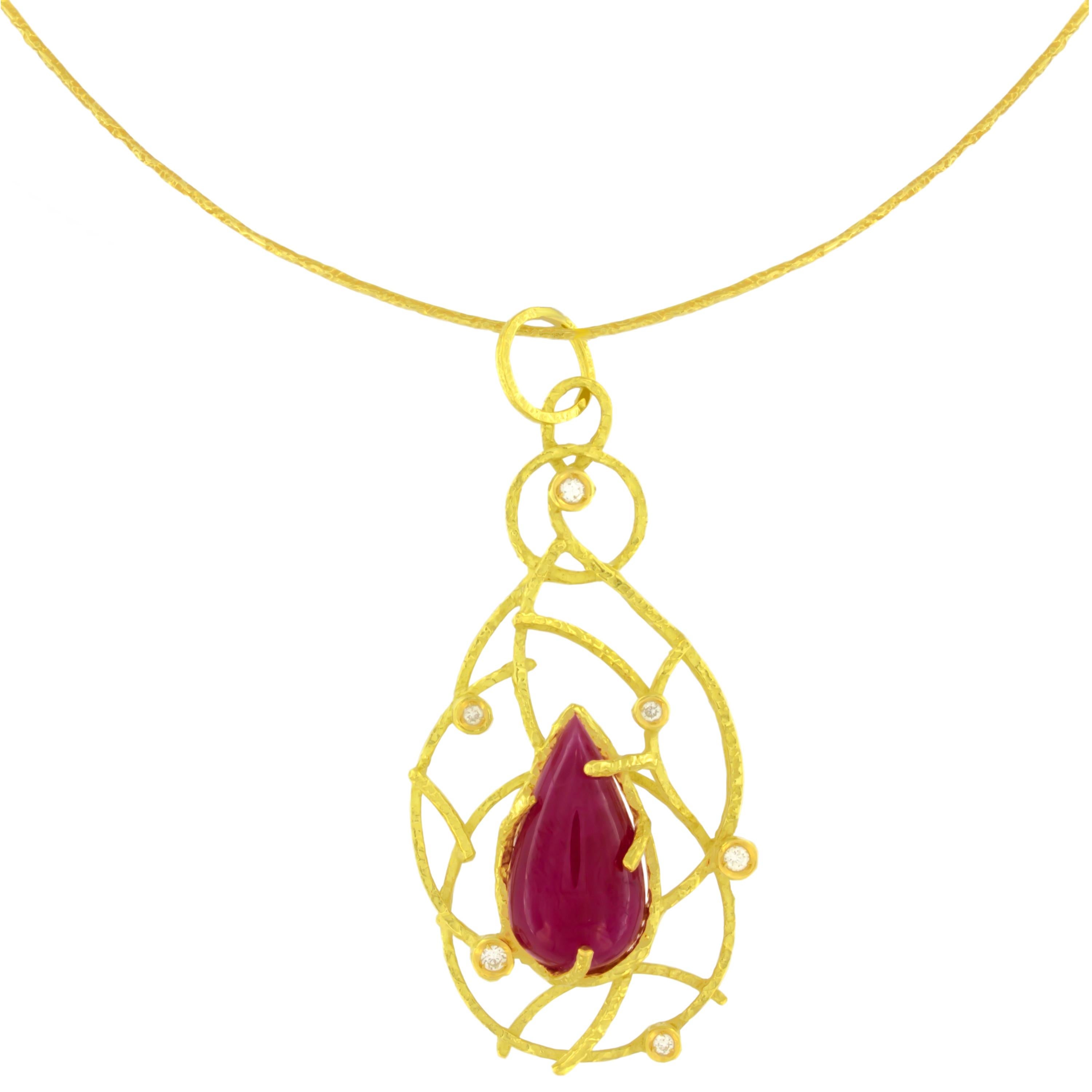 Ravissant collier pendentif en or jaune 18 carats orné de rubis et de diamants, de la collection 