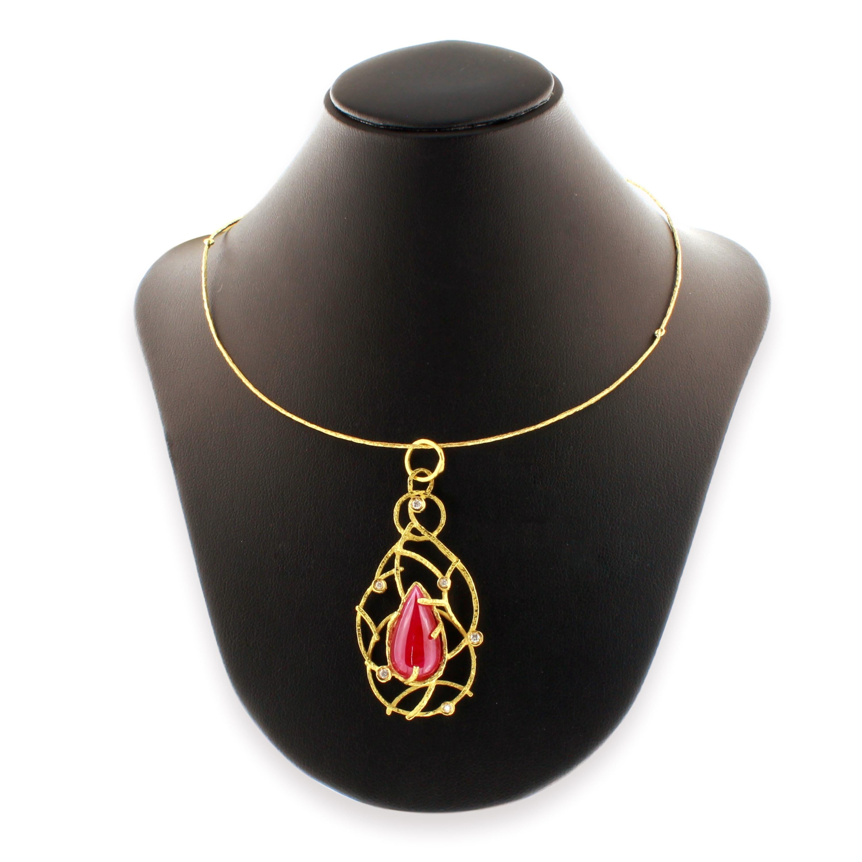 Sacchi Collier pendentif en or 18 carats avec rubis de 14,5 carats et diamants en pierres précieuses Pour femmes en vente