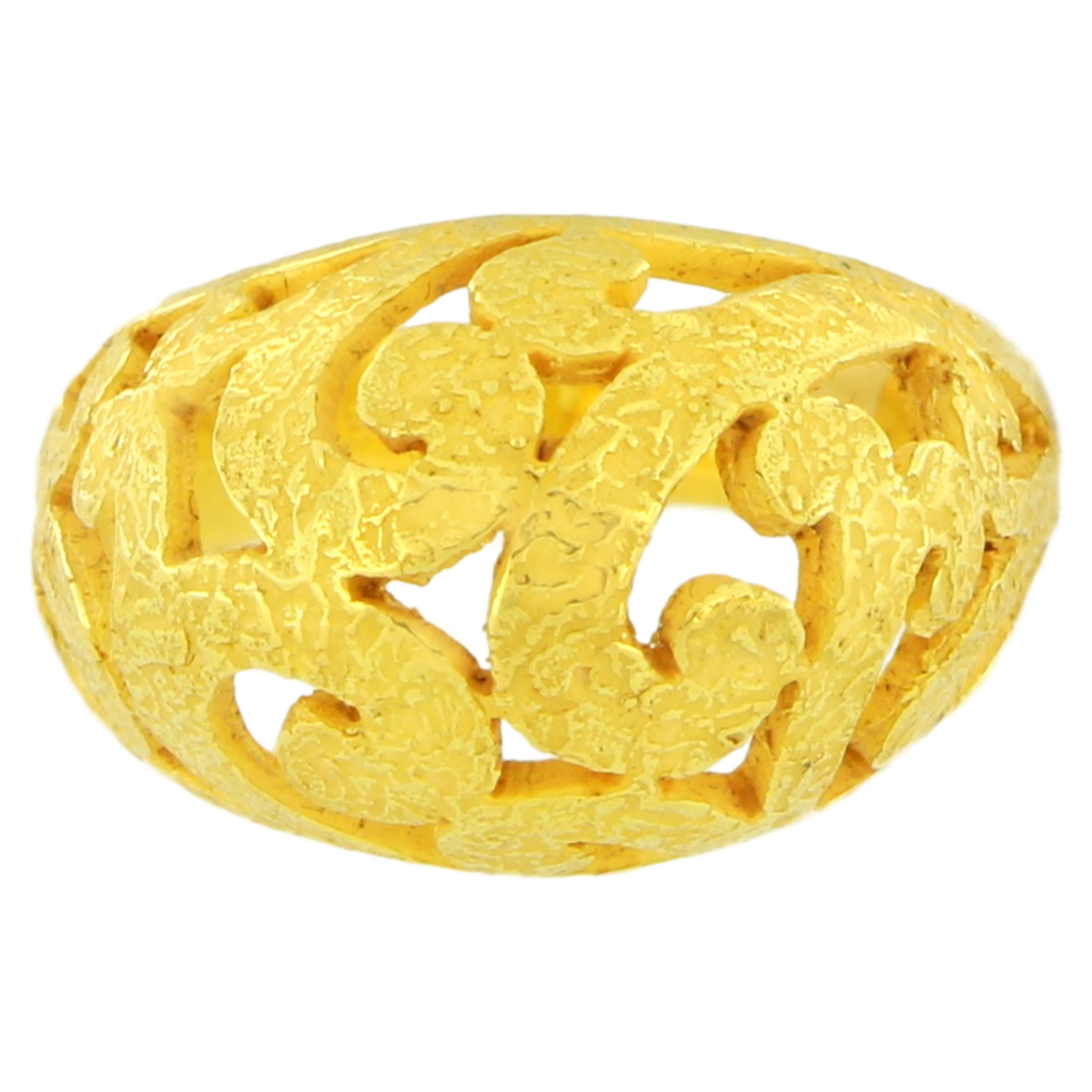 Wunderschöner Art-Déco-Ring im Schnörkel-Stil aus satiniertem Gelbgold, handgefertigt im Wachsausschmelzverfahren.

Der Wachsausschmelzguss, eine der ältesten Techniken zur Herstellung von Schmuck, bildet die Grundlage für die Schmuckproduktion von