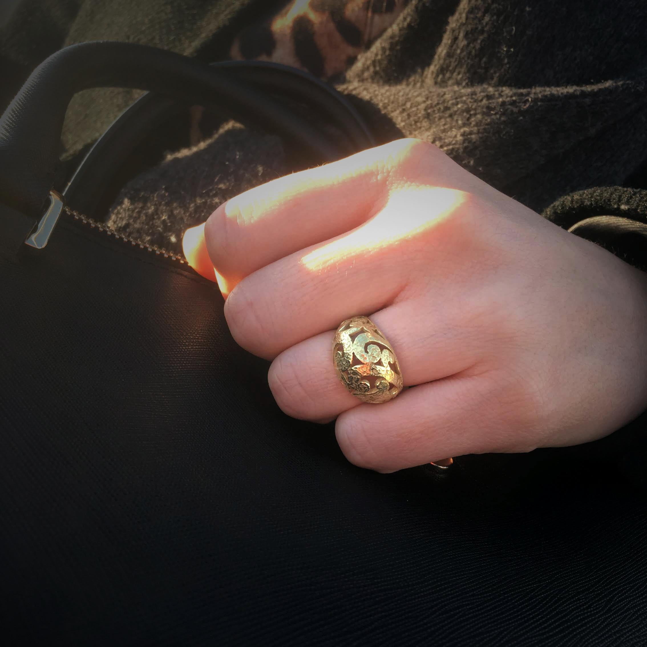 Sacchi aus Sacchi  18 Karat Satin Gelbgold Art Deco Stil Curlicue Mode Ring  im Angebot 3