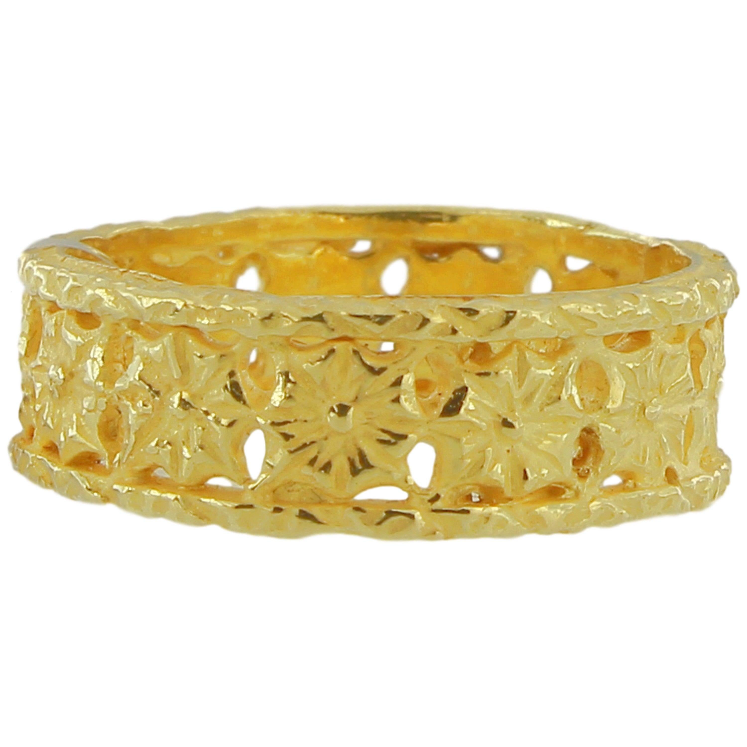 For Sale:  Sacchi 18 Karat Yellow Gold Decorative Band Ring 3