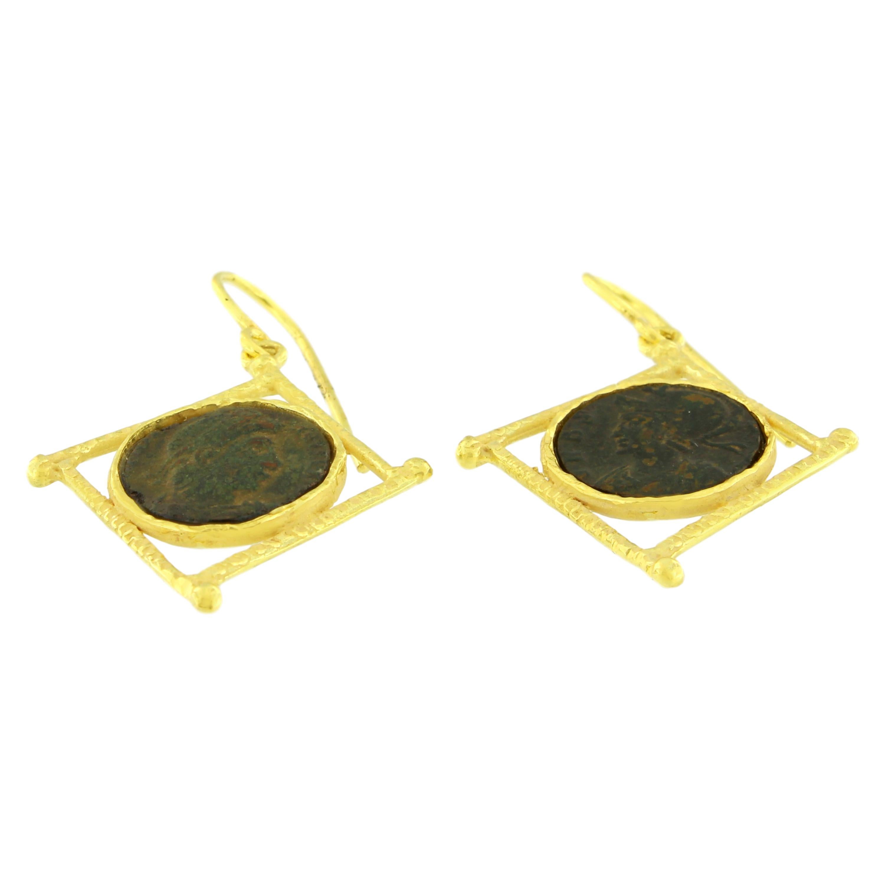 Splendidi orecchini in oro giallo satinato con antiche monete romane, della Collection'S Sacchi 