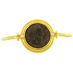 Sacchi Pulsera de Oro Amarillo de 18 Kilates con Moneda Romana Antigua y Piedra Preciosa de Diamantes