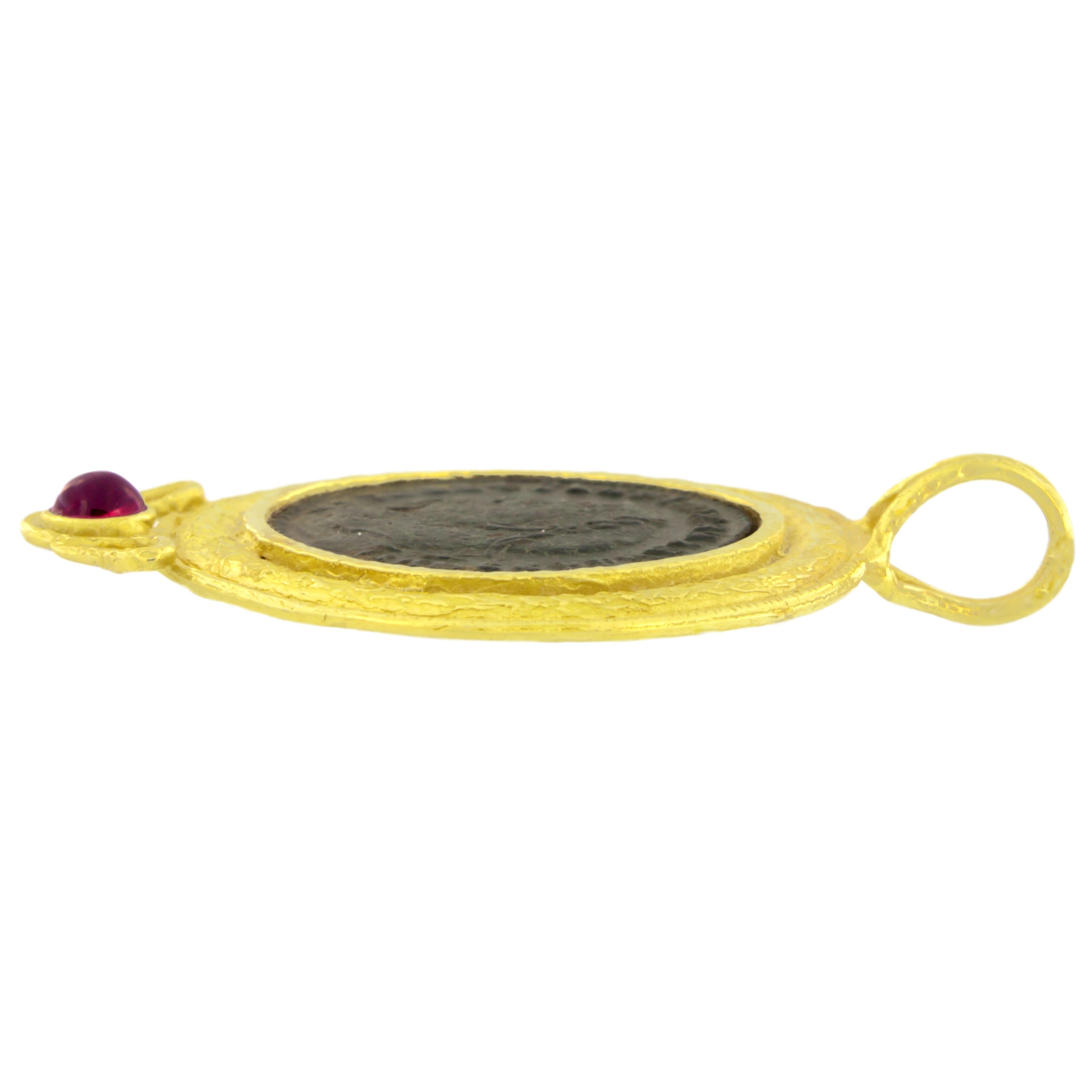 Anhänger aus satiniertem Gelbgold mit antiker römischer Münze und Turmalin, aus der Roma-Kollektion von Sacchi, handgefertigt im Wachsausschmelzverfahren.

Das Wachsausschmelzverfahren, eine der ältesten Techniken zur Herstellung von Schmuck, bildet