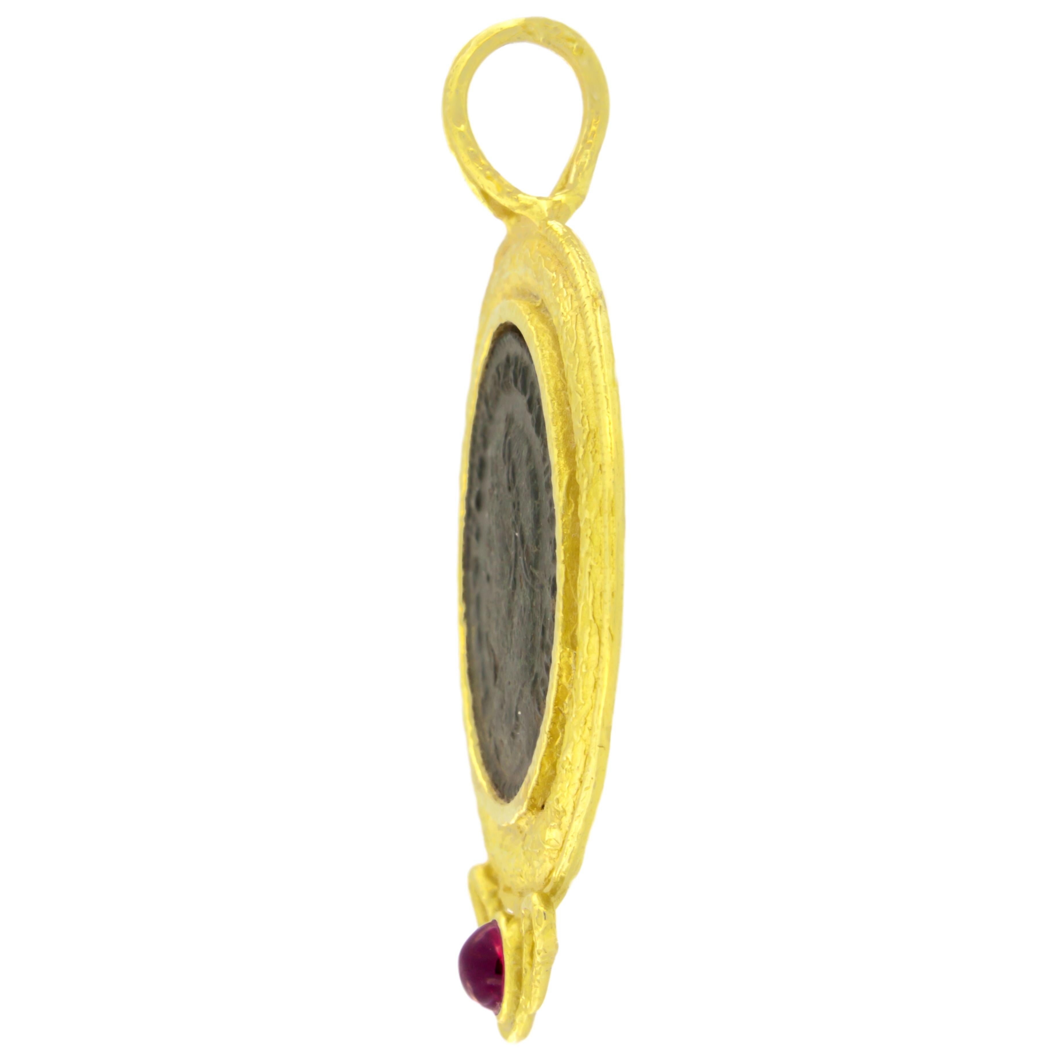 Contemporain Sacchi Pendentif en or jaune 18 carats avec pièce de monnaie romaine antique et tourmaline précieuse en vente