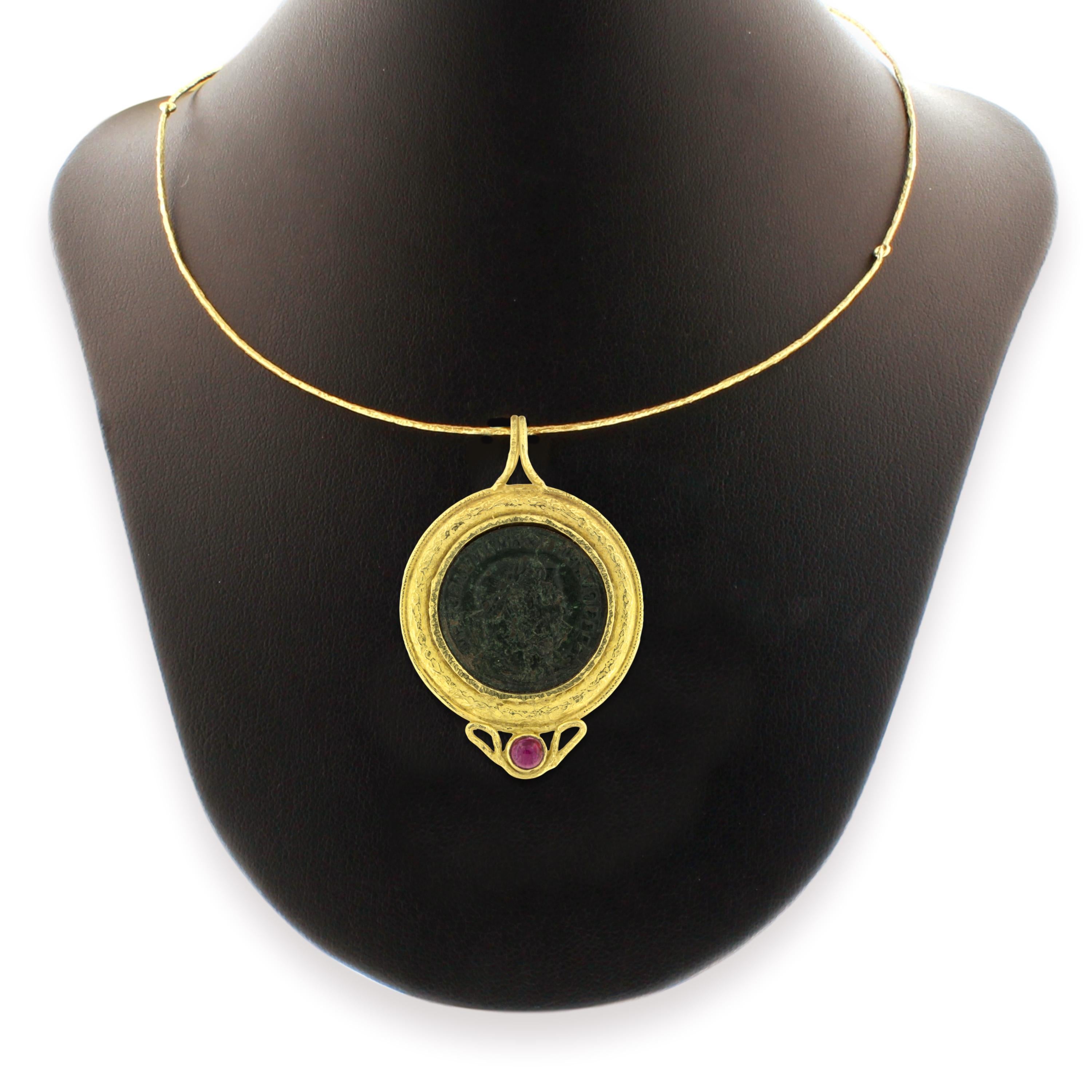 Taille ronde Sacchi Pendentif en or jaune 18 carats avec pièce de monnaie romaine antique et tourmaline précieuse en vente