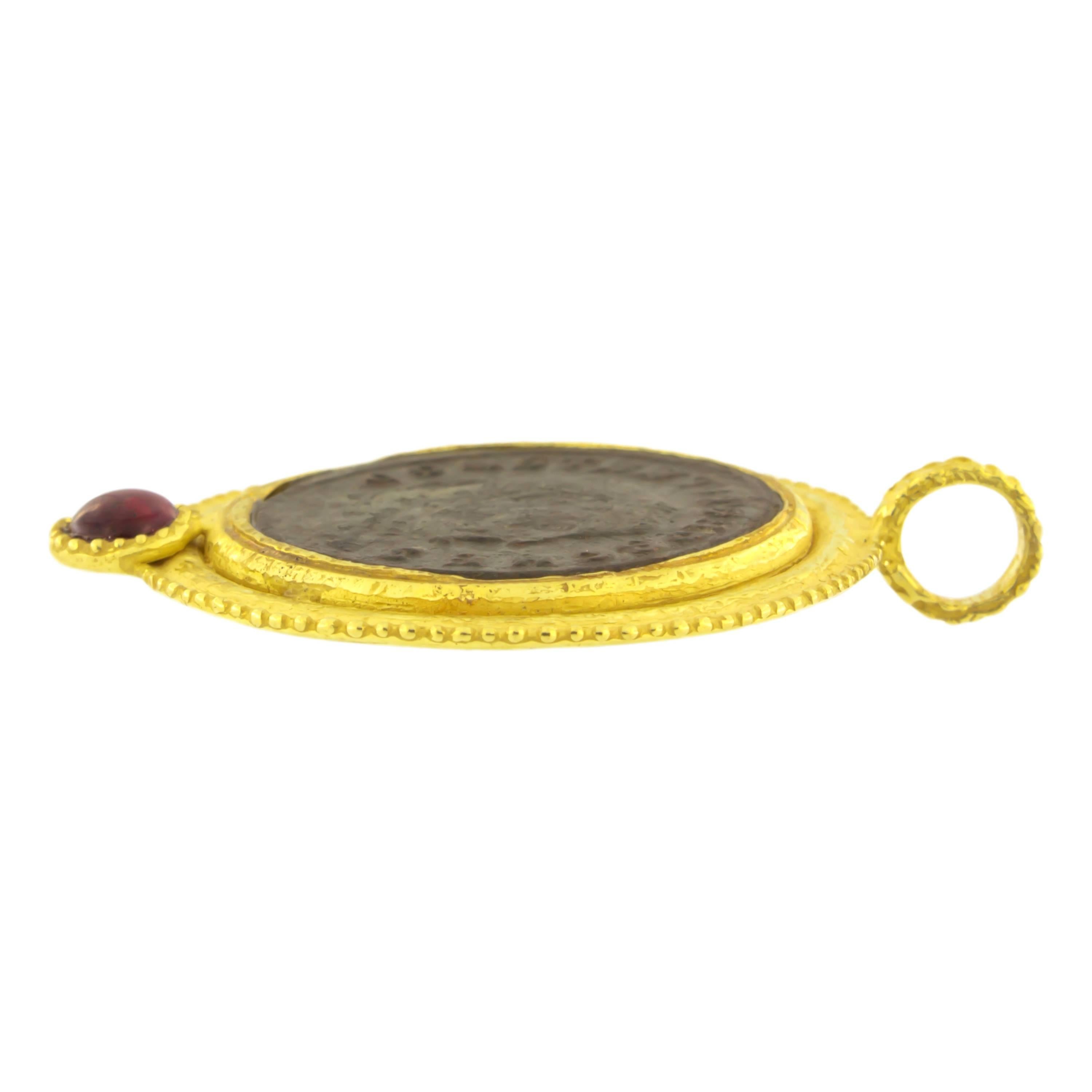 Pendentif en or jaune satiné avec pièce de monnaie de l'Antiquité romaine et tourmaline, de la Collection Roma de Sacchi, réalisé à la main selon la technique de la fonte à la cire perdue.

La fonte à la cire perdue, l'une des plus anciennes