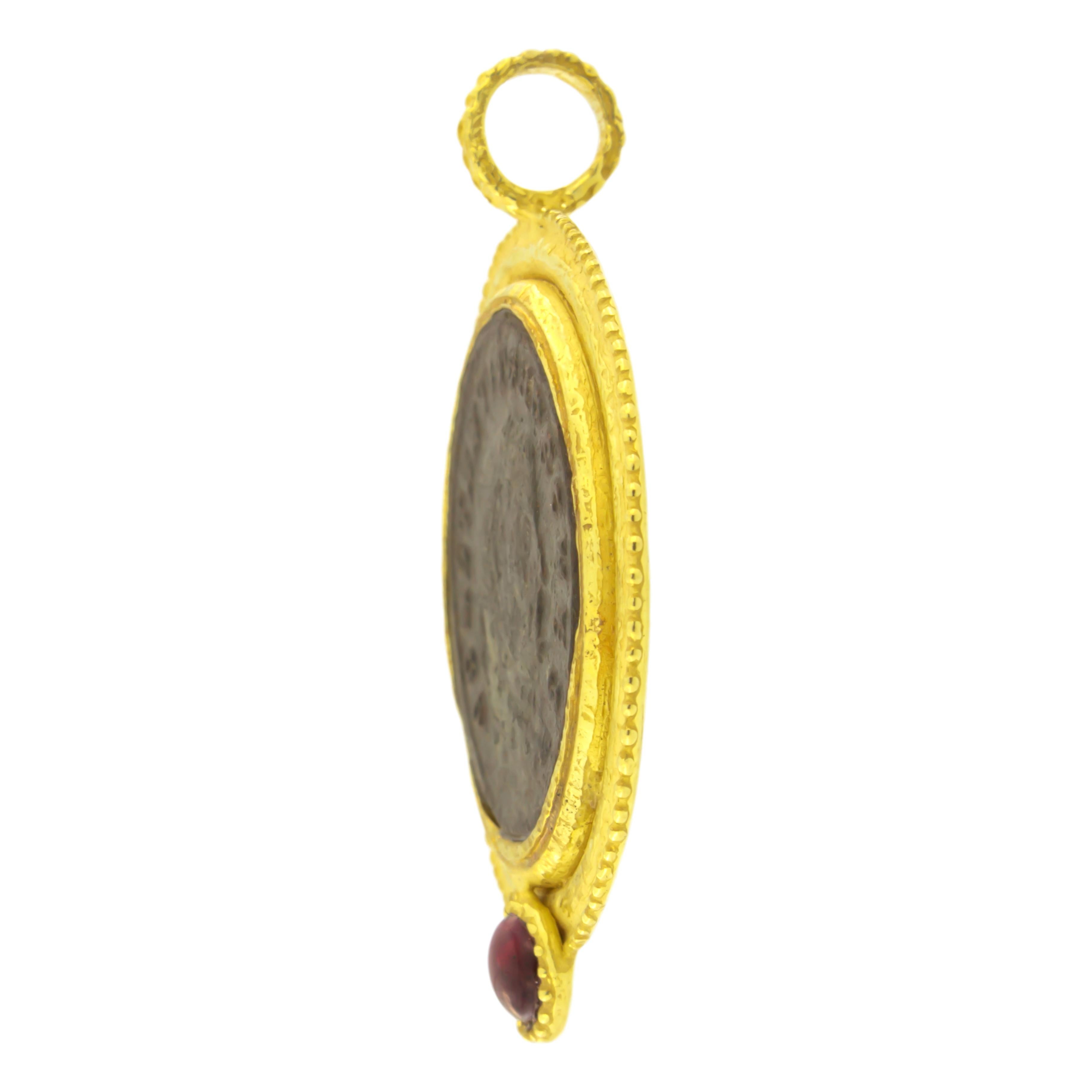 Contemporain Sacchi Pendentif en or jaune 18 carats avec pièce de monnaie romaine ancienne et tourmaline précieuse en vente
