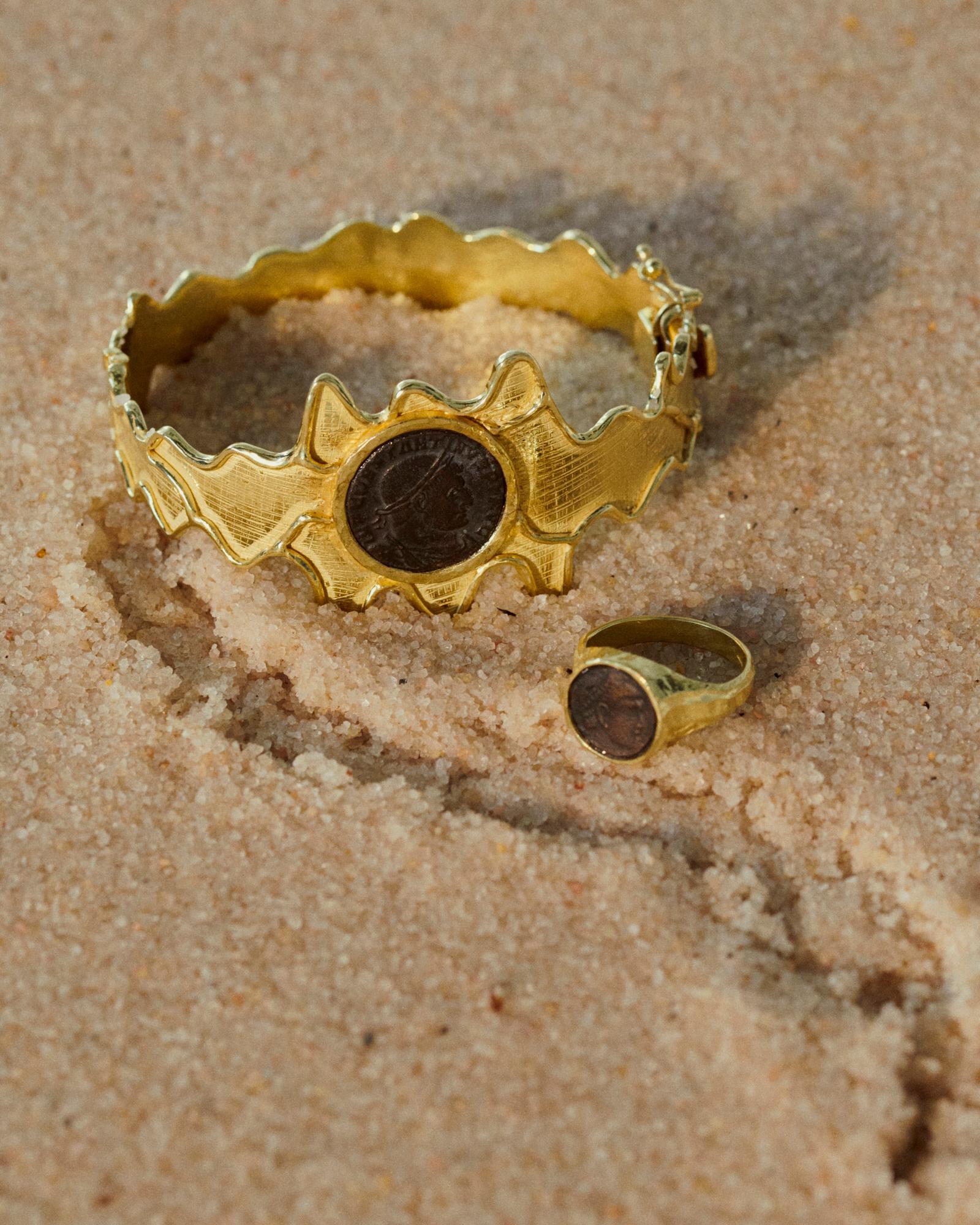 Sacchi Bracelet Costantino II en or jaune 18 carats avec pièce de monnaie romaine ancienne en vente 1