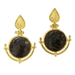 Boucles d'oreilles en or jaune 18 carats avec pièces de monnaie de l'Antiquité romaine Sacchi