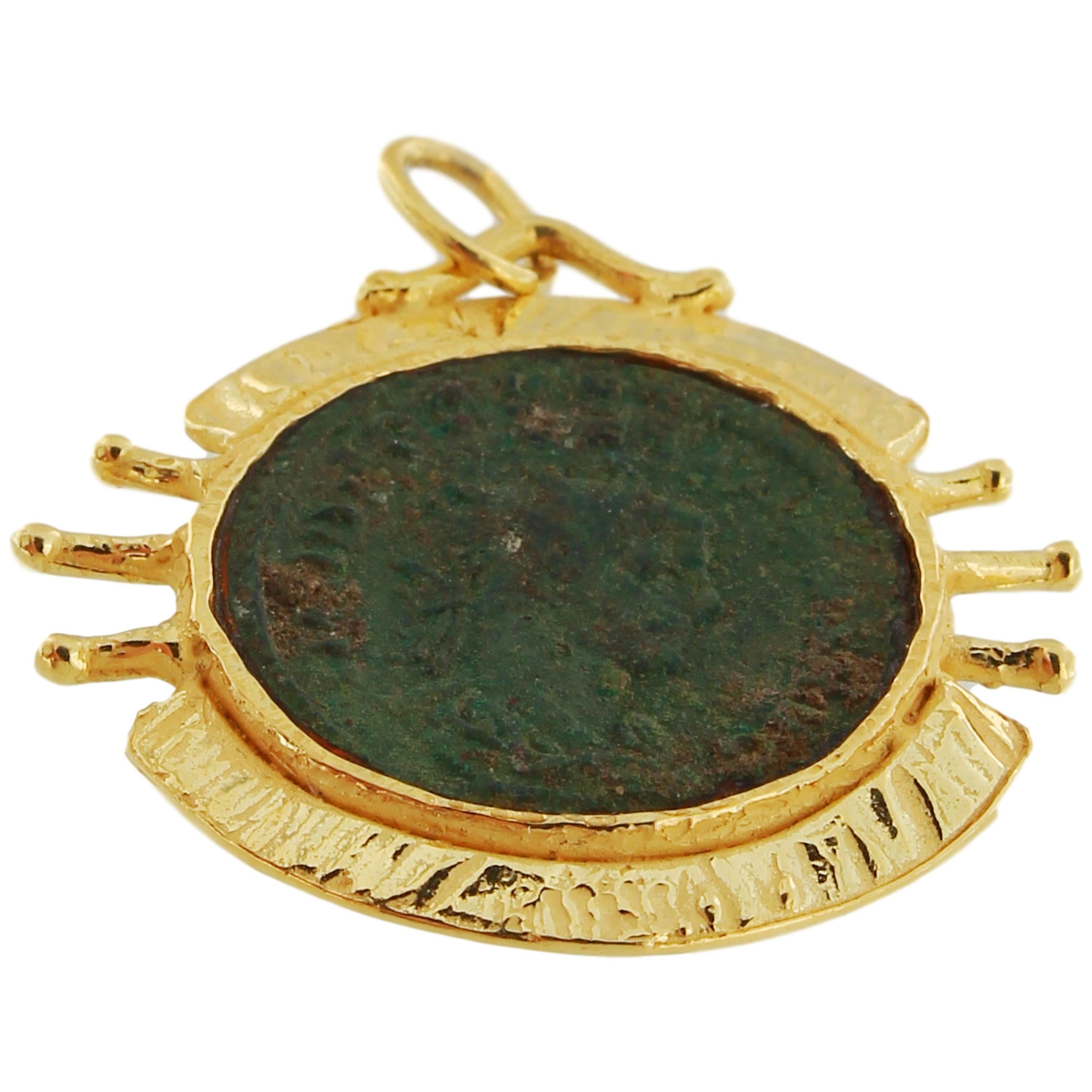 Ciondolo in oro giallo satinato con moneta romana antica, della Collection'S Sacchi, realizzato a mano con la tecnica della fusione a cera persa.

La fusione a cera persa, una delle tecniche più antiche per la creazione di gioielli, è alla base