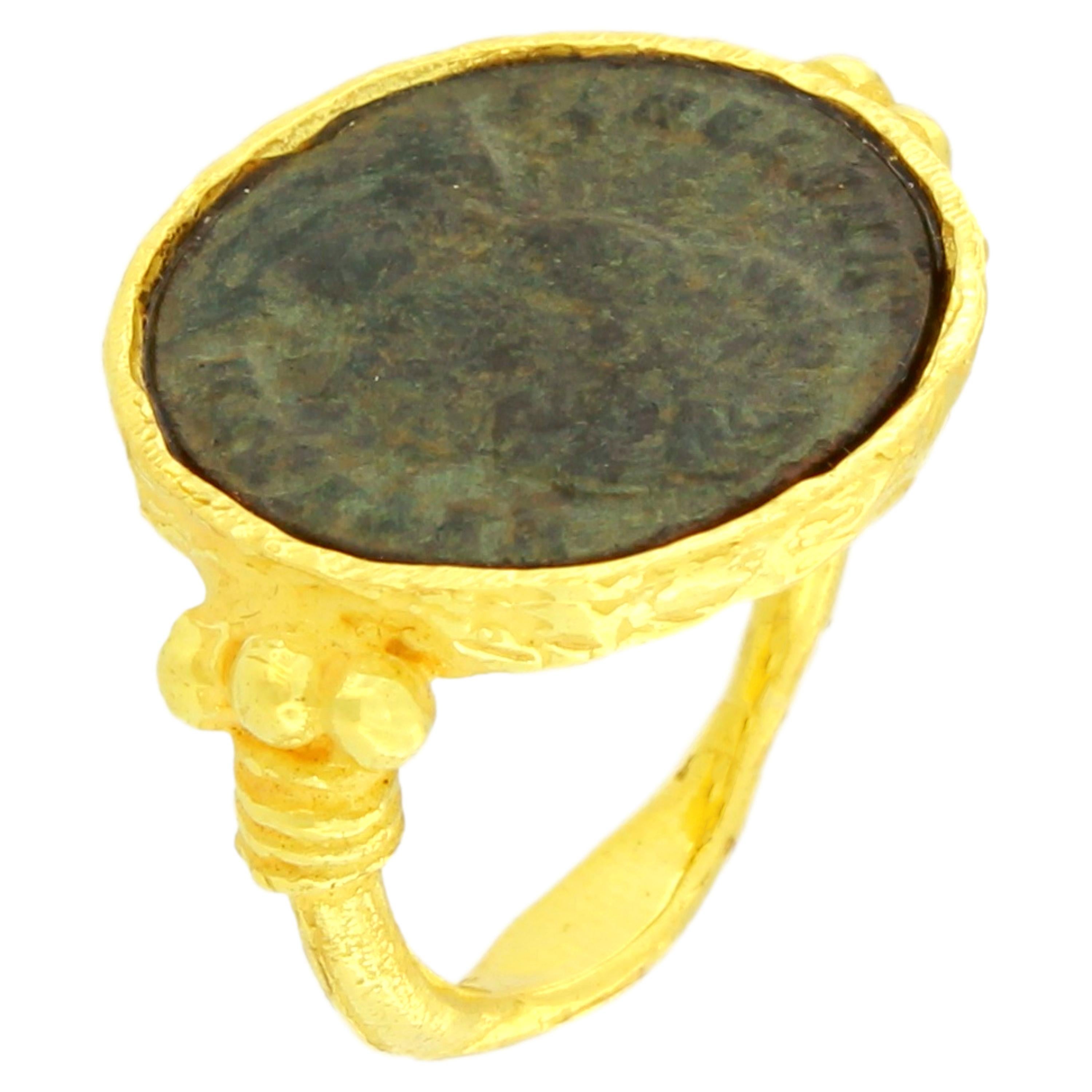 Bague en or jaune satiné avec pièce de monnaie romaine antique, de la collection 