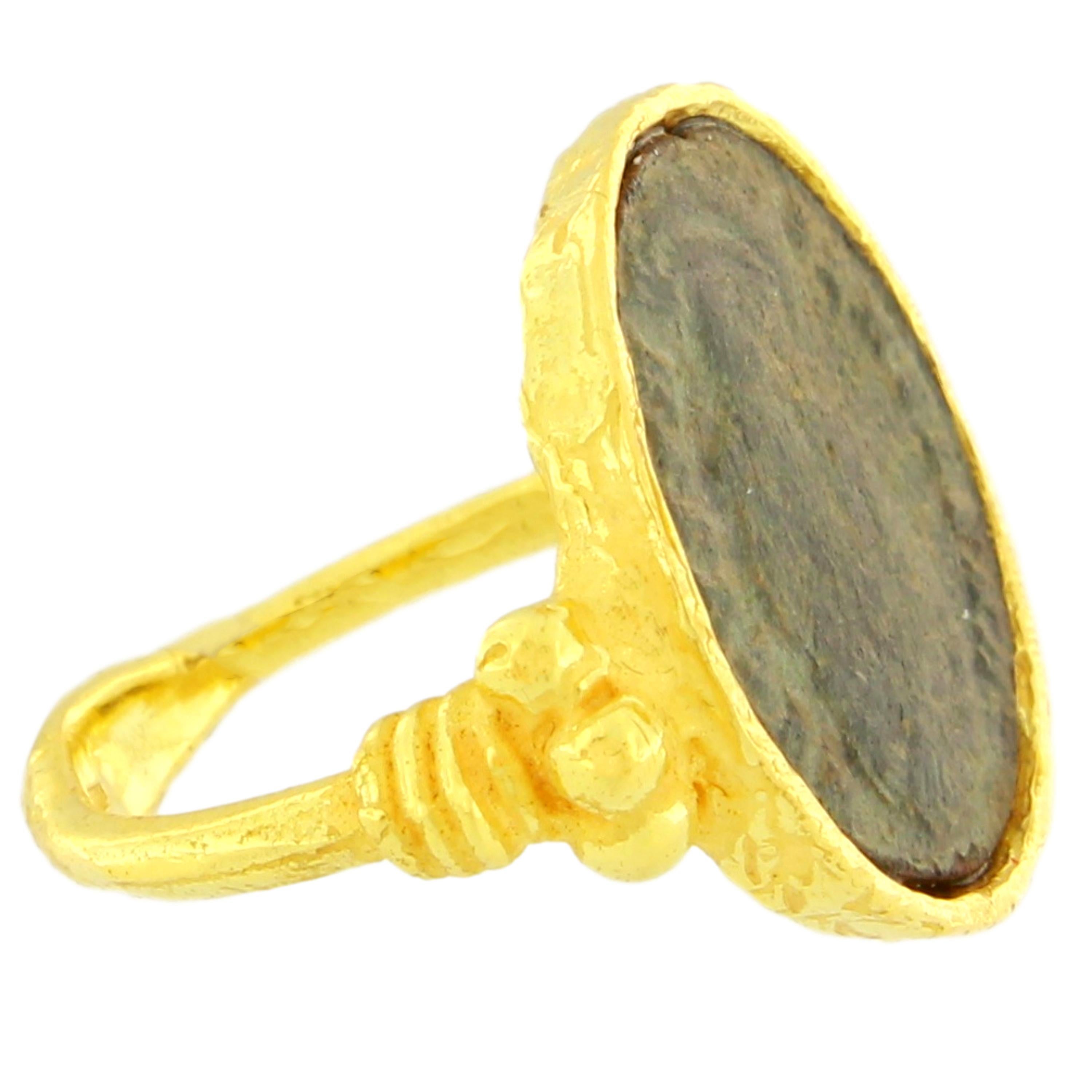 Contemporain Sacchi Bague en or jaune 18 carats avec pièce de monnaie romaine ancienne en vente