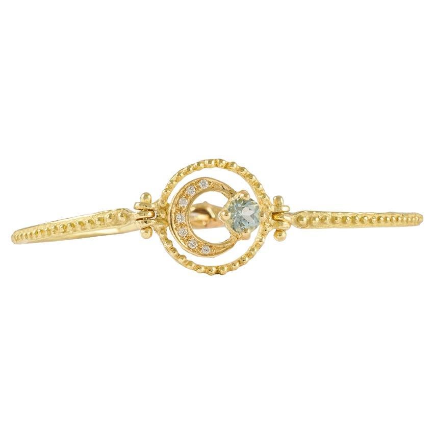 Modernes Armband aus satiniertem Gelbgold mit Aquamarin und Diamanten, aus der Kollektion Luna von Sacchi, handgefertigt im Wachsausschmelzverfahren.

Der Wachsausschmelzguss, eine der ältesten Techniken zur Herstellung von Schmuck, bildet die