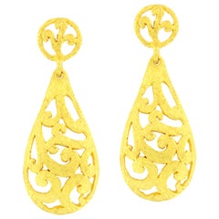 Boucles d'oreilles en goutte en or jaune satiné 18 carats de style Art Déco Sacchi Curlicue